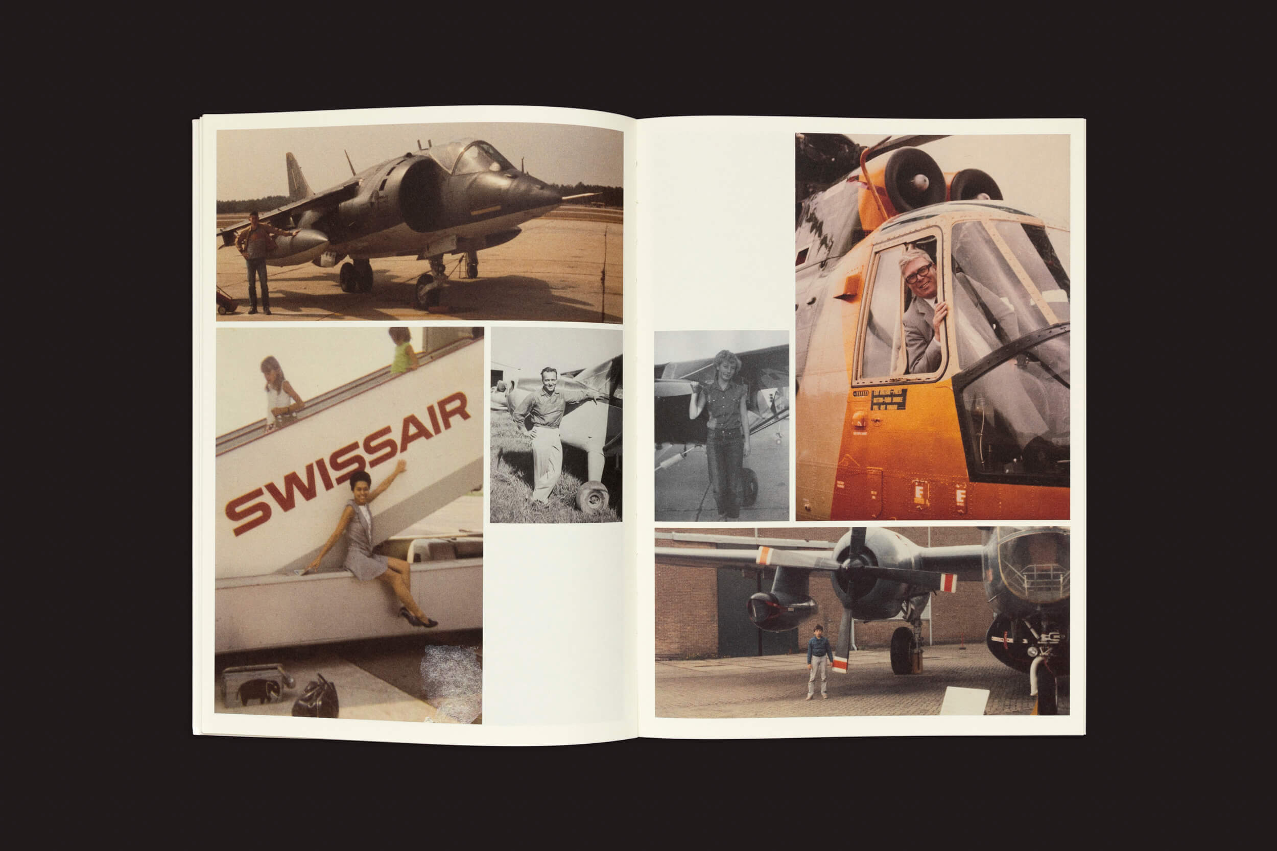 Um livro aberto que lembra o álbum de família exibe fotos de aviação vintage, apresentando diversas aeronaves e indivíduos perto de aviões. Swissair é visível em um avião, contra um fundo escuro que evoca a Incomplete Encyclopedia of Touch da RVB Books, de Erik Kessels, Thomas Sauvin e Karel De Mulder.