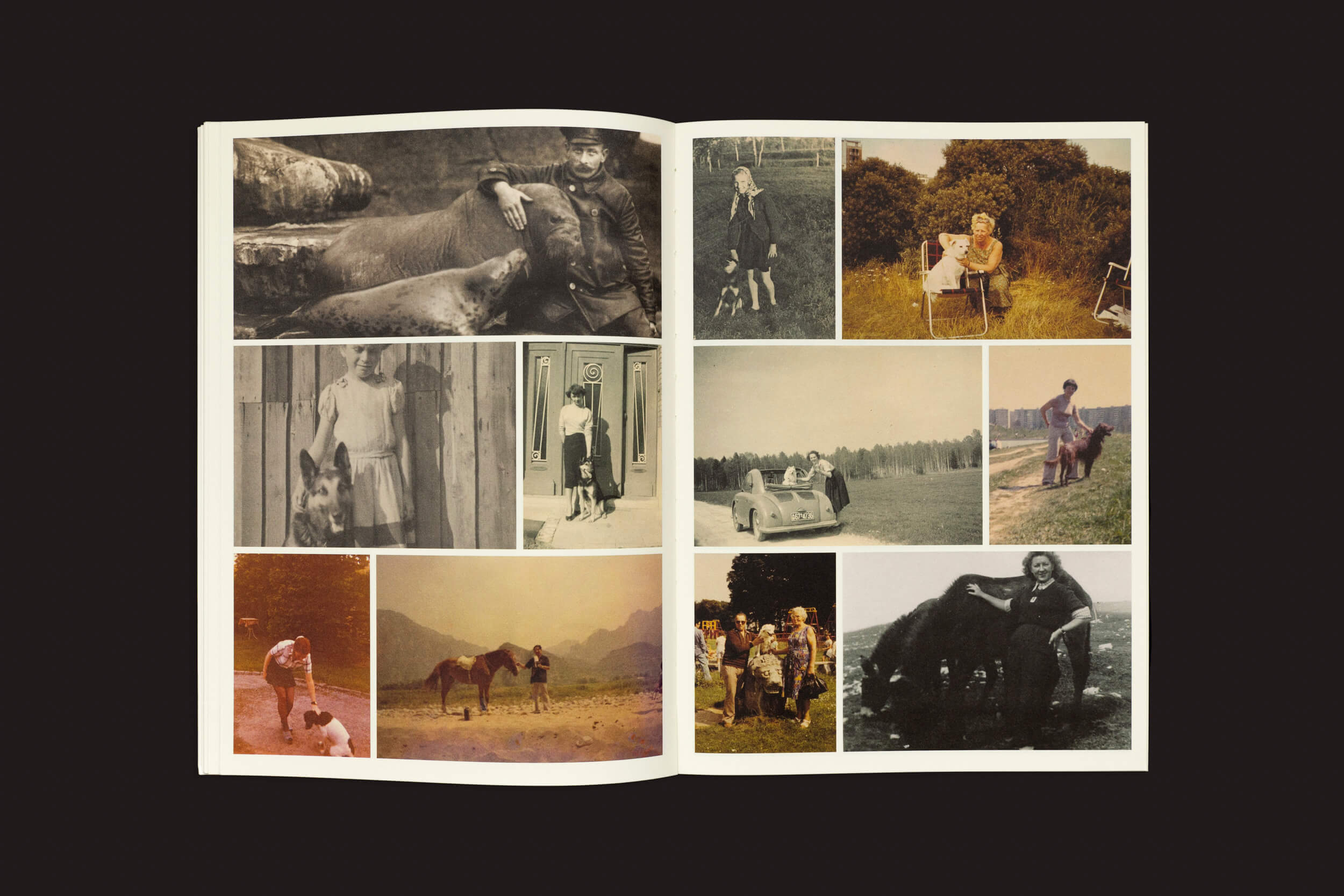 O título da RVB Books, Erik Kessels; Thomas Sauvin; Karel De Mulder: Enciclopédia incompleta do toque, apresenta um livro aberto com uma colagem que lembra álbuns de família, mostrando pessoas com cães, vacas, motos e passeios a cavalo em ambientes externos que representam lazer e laços entre humanos e animais.