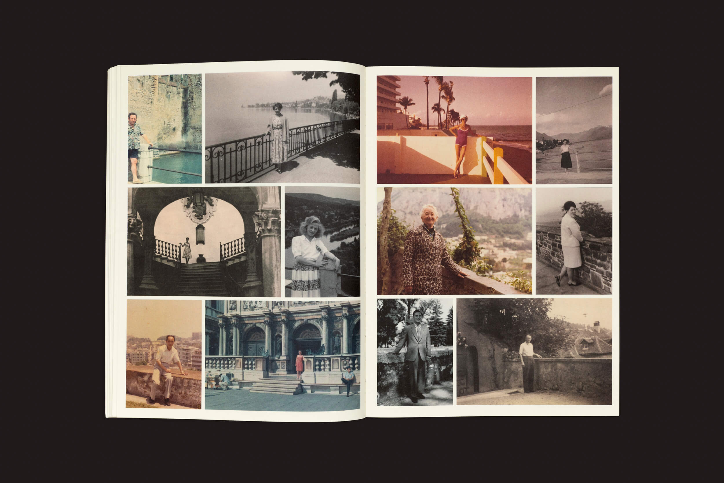 Um álbum de fotos aberto, que lembra o álbum de família, revela pessoas em diversas cenas ao ar livre — jardins, litoral e arquitetura. Os tons variados evocam a Incomplete Encyclopedia of Touch da RVB Books, de Erik Kessels, Thomas Sauvin e Karel De Mulder, capturando momentos queridos.