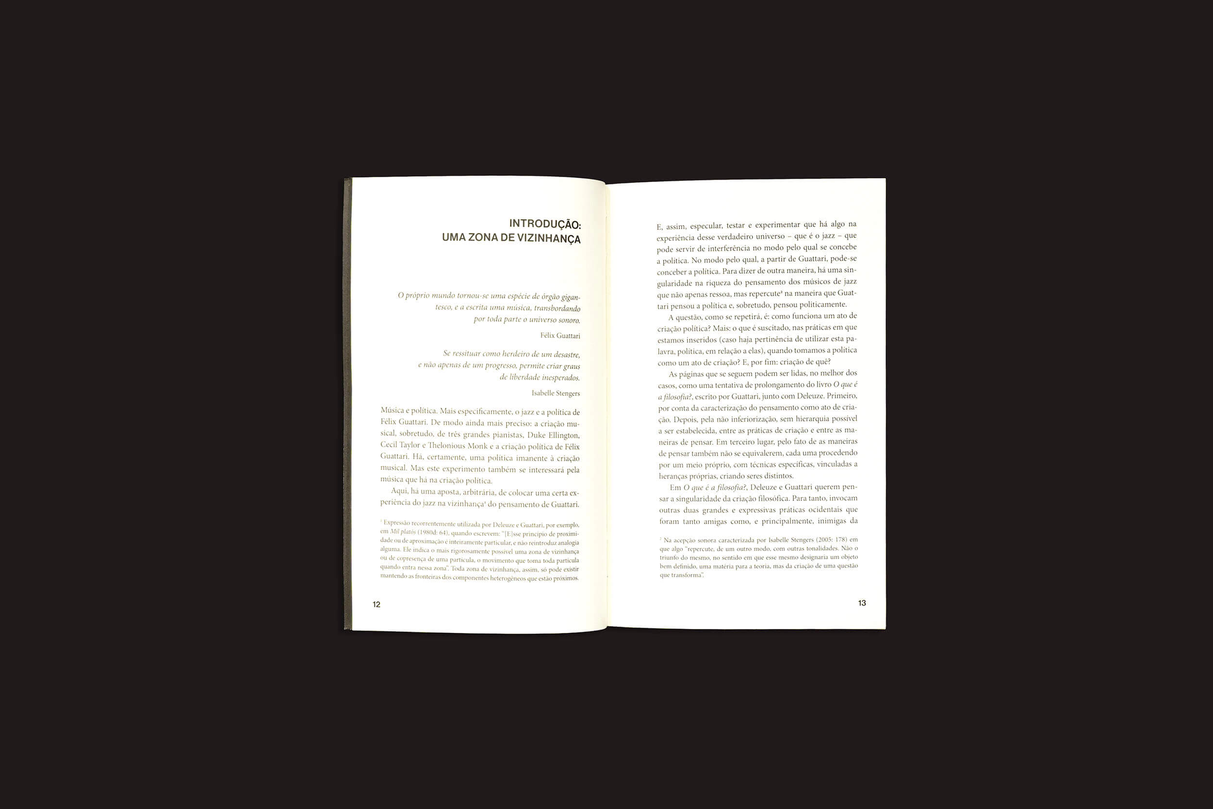 Sobre uma superfície plana e escura, o livro aberto “Vladimir Moreira Lima: Jazz e política da existência – A música de Félix Guattari”, publicado pela sobinfluencia, revela as páginas 12 e 13. Na página da esquerda lê-se “Introdução: Uma Zona de Penumbra”, com texto preto sobre papel branco que evoca a improvisação jazzística.