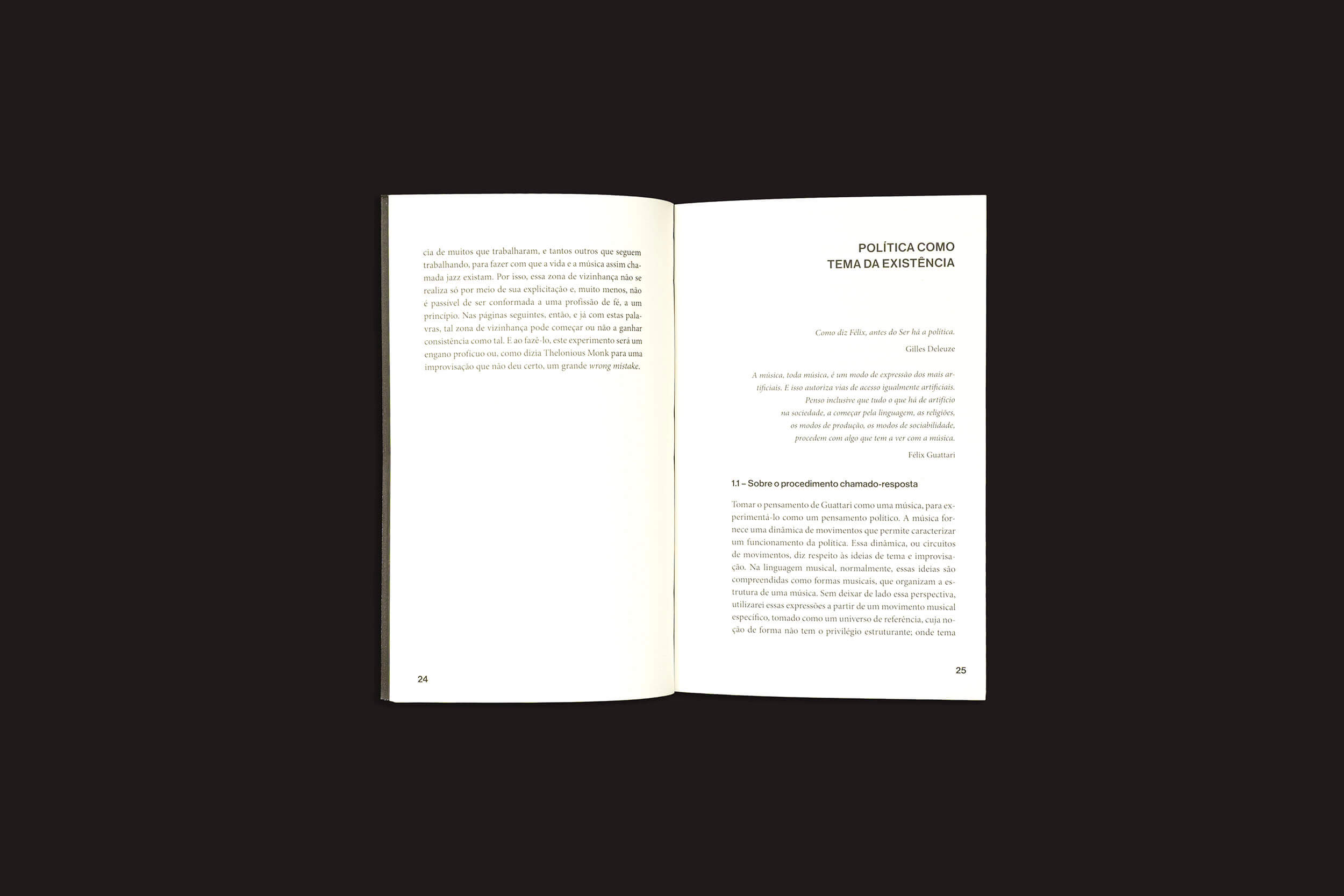 Um livro aberto, "Vladimir Moreira Lima: Jazz e política da existência – A música de Félix Guattari" de sobinfluência, repousa sobre uma superfície escura. As páginas 24 e 25 revelam "Política da Existência", apresentando texto em português e citações dinâmicas de Gilles Deleuze e Félix Guattari com ritmo jazzístico.