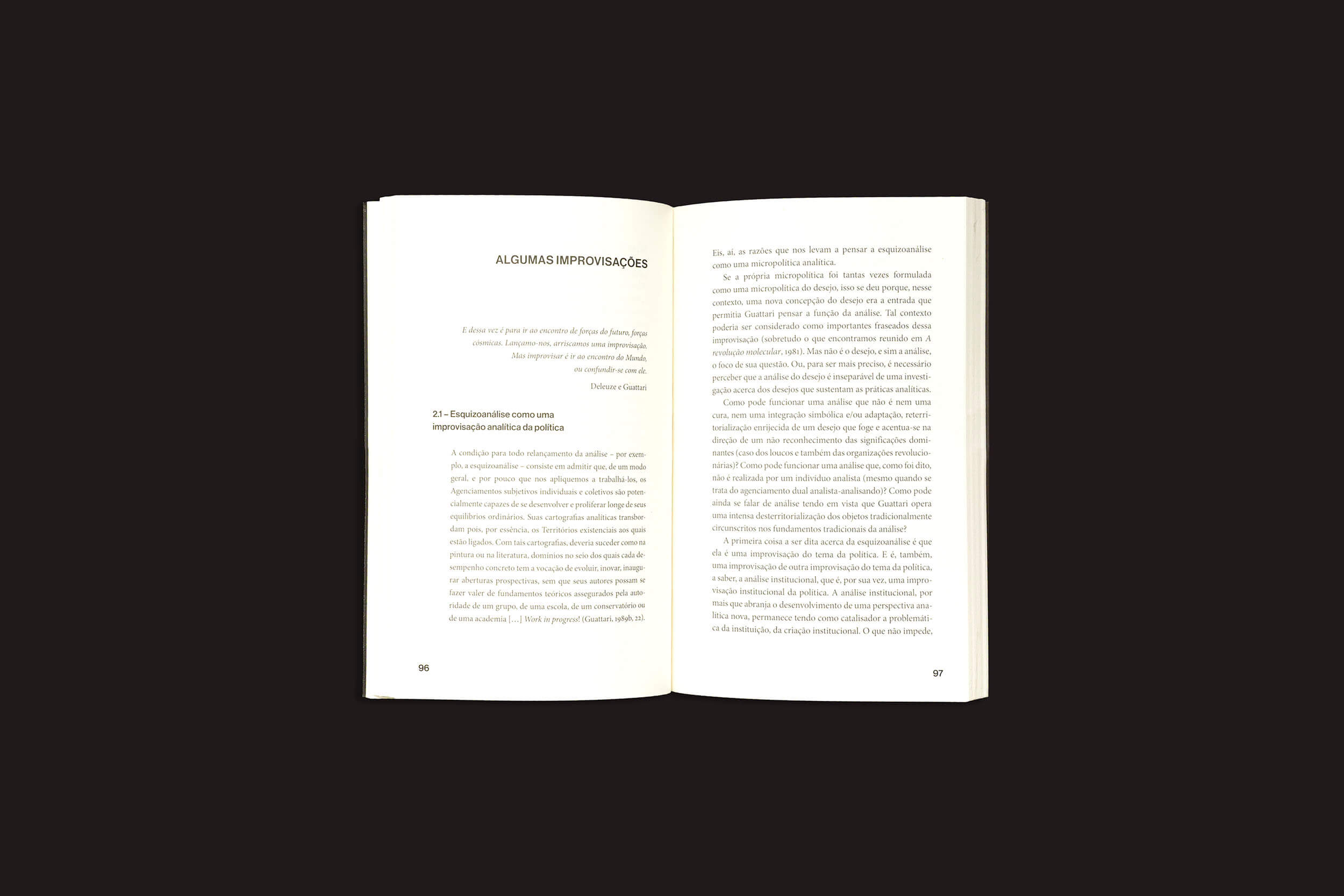 Um livro aberto de sobinfluência, "Vladimir Moreira Lima: Jazz e política da existência – A música de Félix Guattari", repousa sobre um fundo liso, exibindo o título do capítulo “Algumas Improvisações” em português, convidando os leitores à dança rítmica de suas palavras claramente impressas.