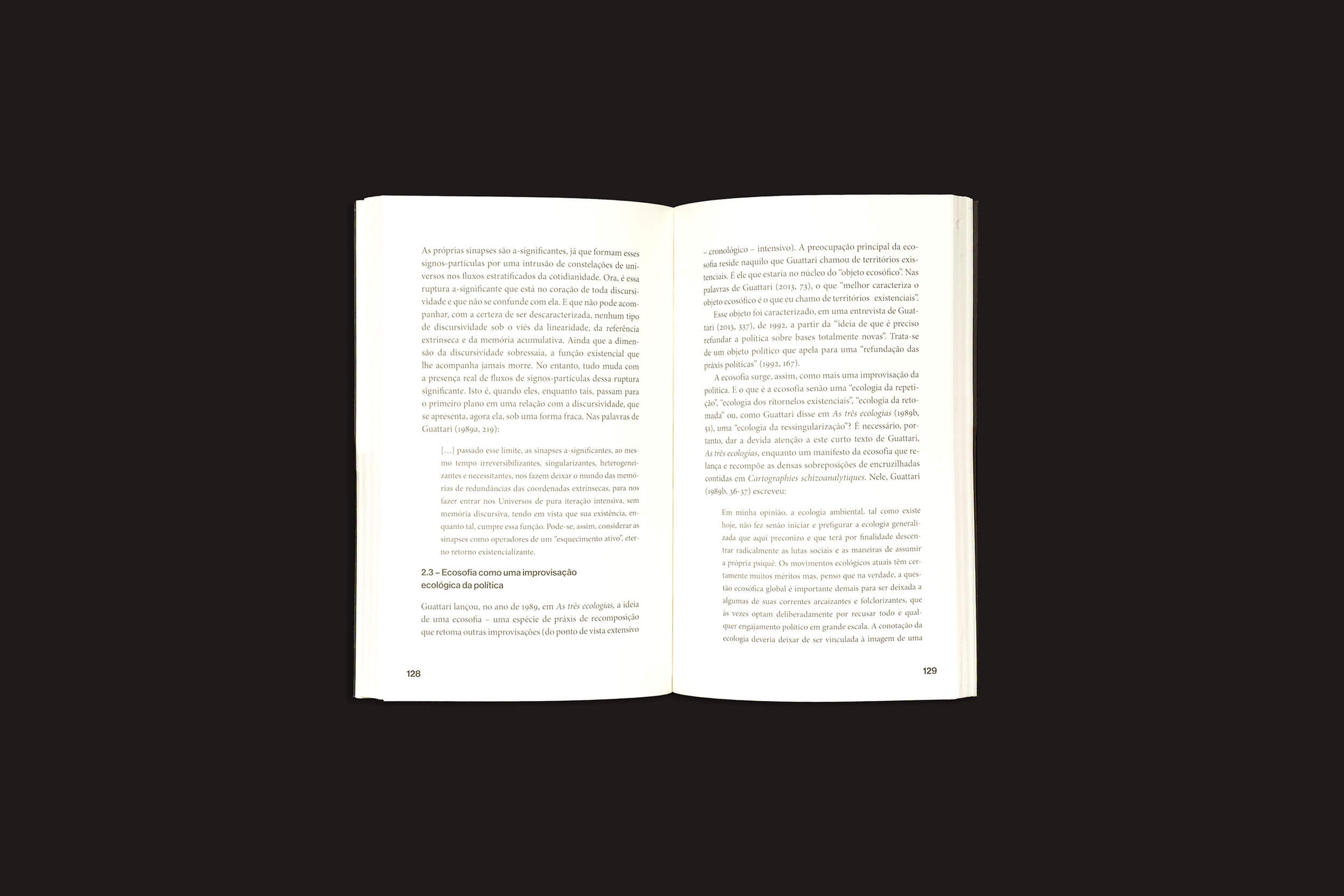 Um livro aberto sobre fundo preto lembra jazz, com páginas curvas e texto como frases musicais, ecoando o pensamento de Félix Guattari. Evoca “Vladimir Moreira Lima: Jazz e política da existência – A música de Félix Guattari”, de sobinfluência.