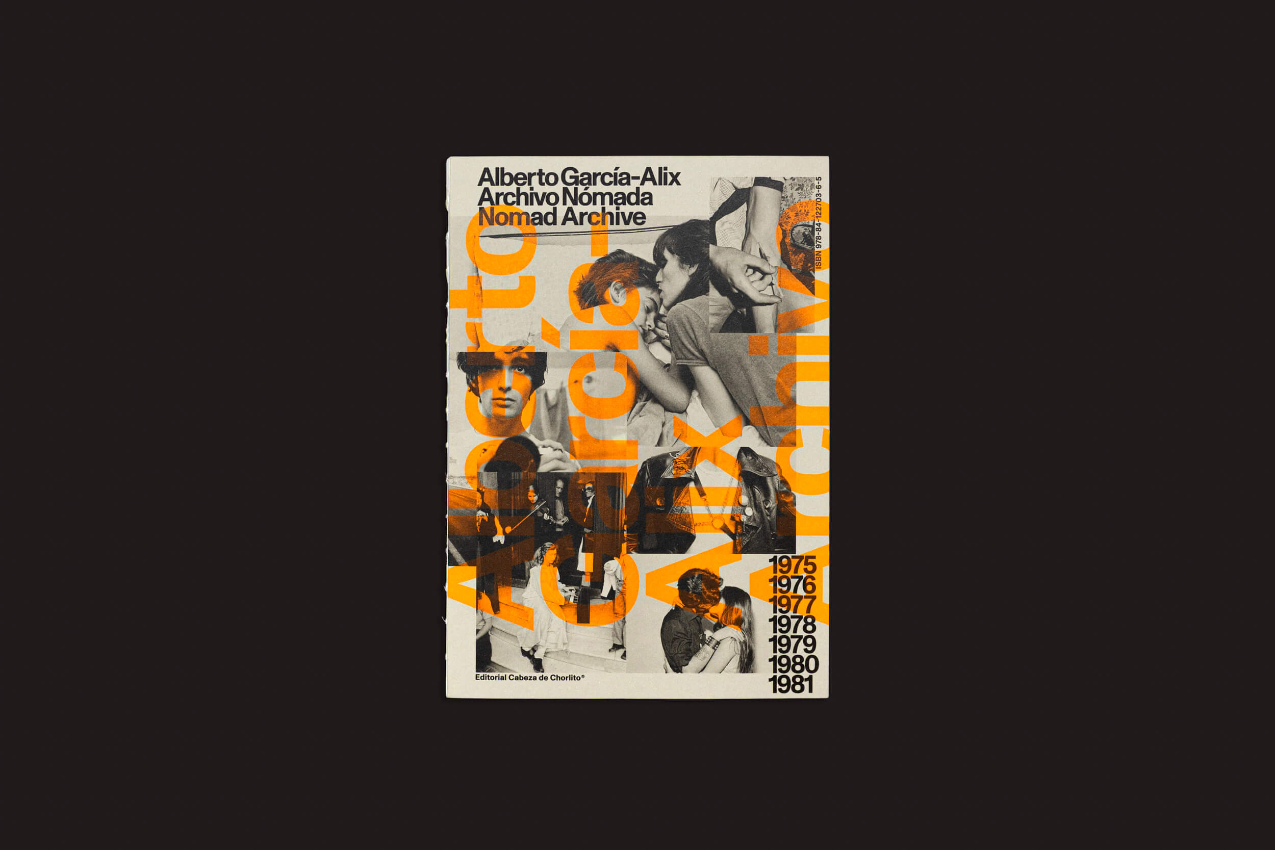 A capa de "Alberto García-Alix: Nomad Archive 01", de Cabeza de Chorlito, apresenta fotos em preto e branco coladas verticalmente com texto laranja em negrito sobre fundo preto. Ela lista os anos de 1975 a 1981, criando um arquivo fotográfico evocativo da fotografia espanhola daquela época.