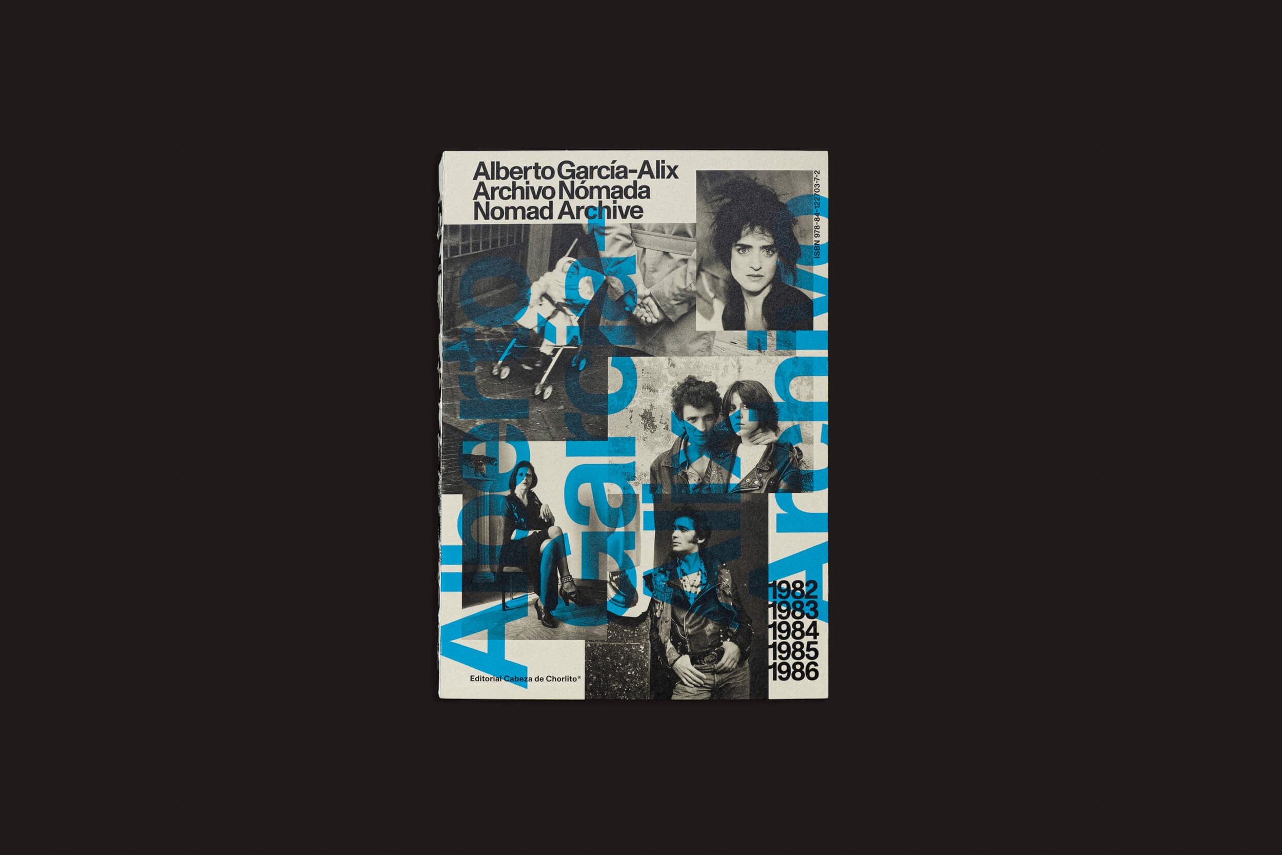 A capa de "Alberto García-Alix: Nomad Archive 02", de Cabeza de Chorlito, exibe uma colagem de fotos em preto e branco, retratando vários indivíduos, com os anos de 1982 a 1986 destacados em azul sobre fundo preto, refletindo o rico arquivo fotográfico do renomado fotógrafo espanhol.