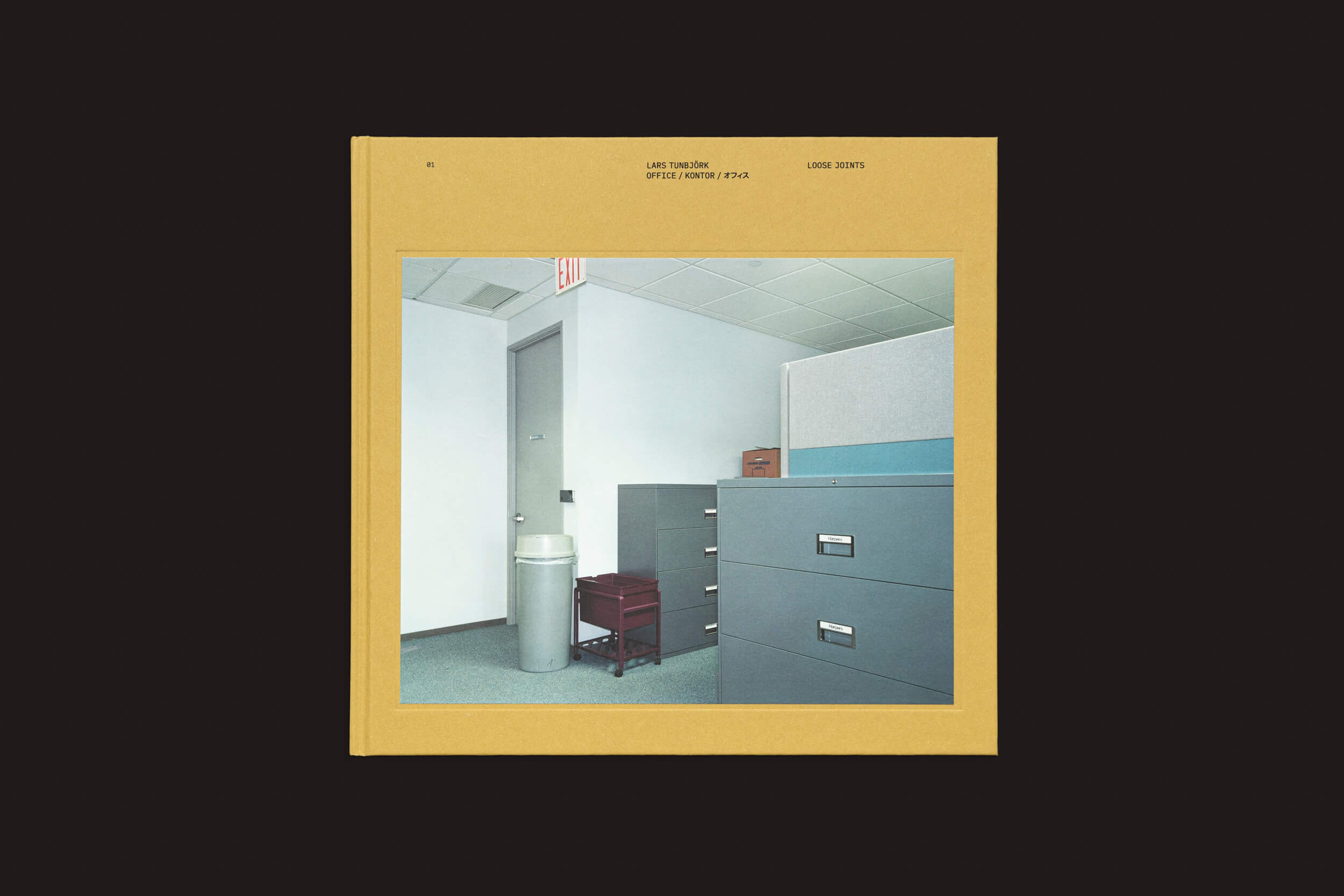 Uma fotografia de um pequeno escritório, completo com uma porta fechada, armário de arquivo e lata de lixo, captura organismos modernos no estilo de Lars Tunbjörk: Office / LA Office por Loose Joints. A imagem é emoldurada por uma borda amarela com texto no topo.
