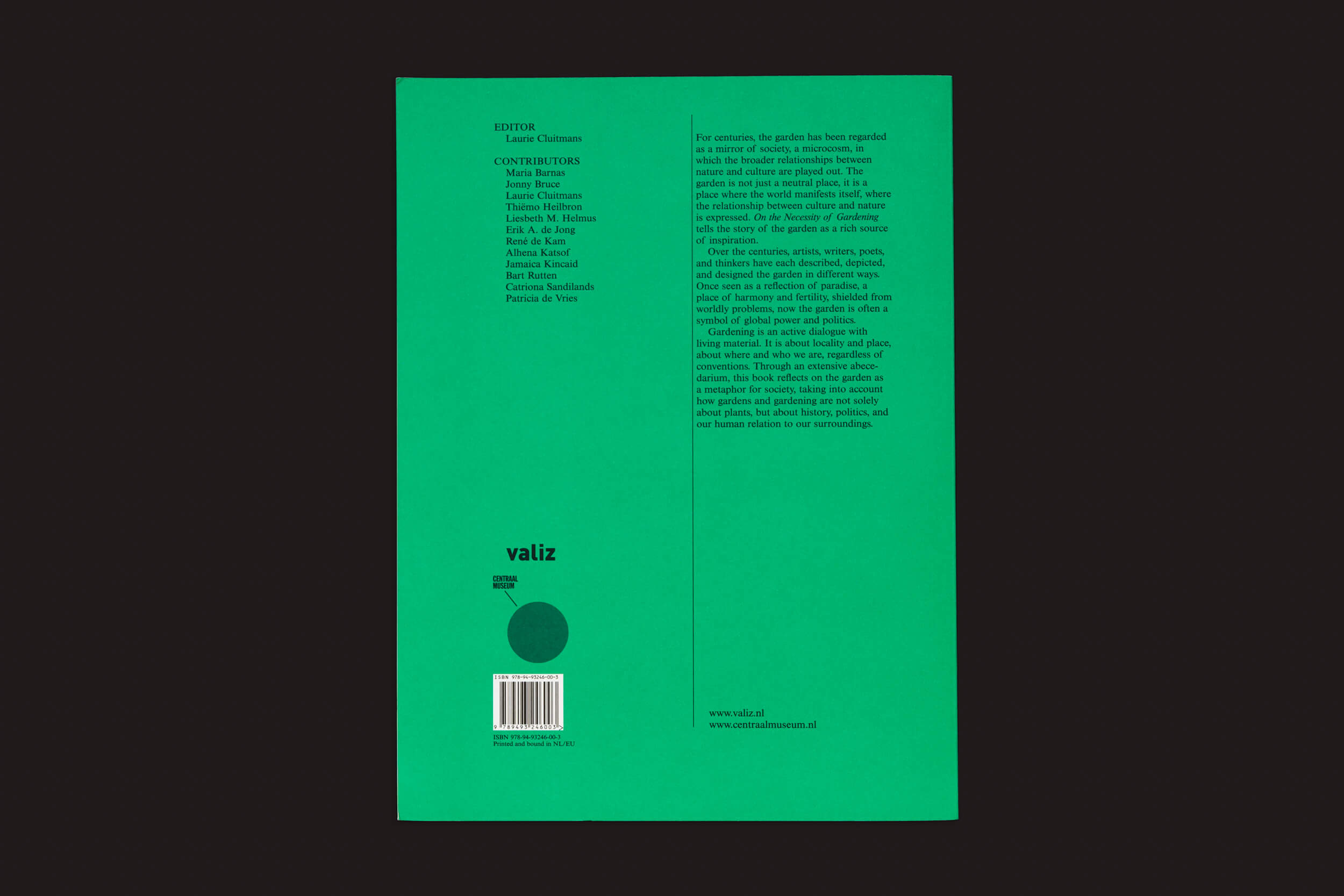 A imagem retrata a contracapa do livro Laurie Cluitmans: On the Necessity of Gardening - An ABC of Art, Botany and Cultivation com um fundo verde inspirado na natureza. O texto em inglês mistura arte e insights, enquanto o nome de Valiz, um código de barras e URLs (www.valiz.nl / www.trietsinstitutions.nl) estão na parte inferior.