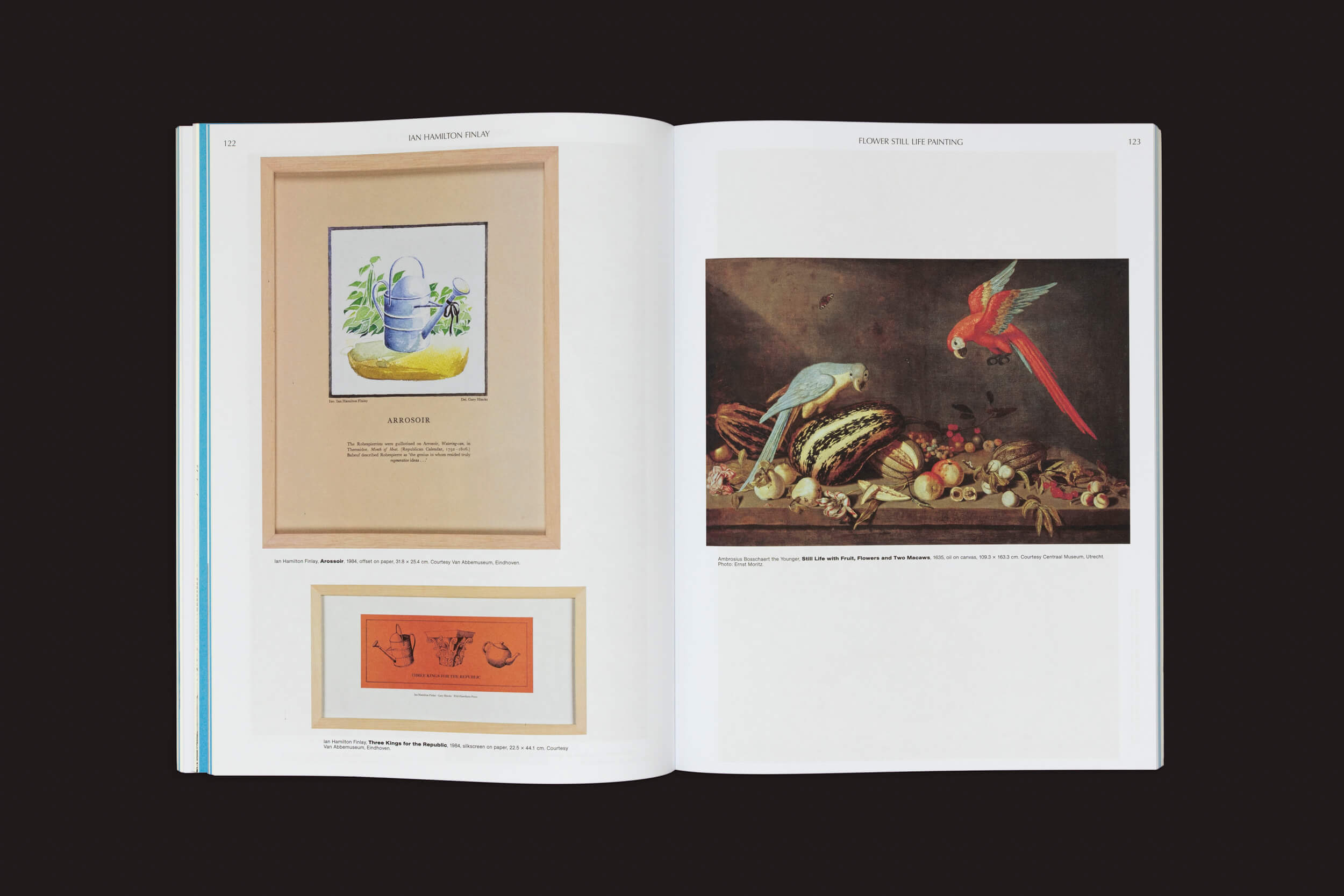 O livro aberto, Laurie Cluitmans: On the Necessity of Gardening - An ABC of Art, Botany and Cultivation de Valiz, apresenta arte com um balde em meio a plantas e esboços à esquerda. Na página direita, apresenta uma natureza morta animada de frutas e pássaros contra um fundo preto.