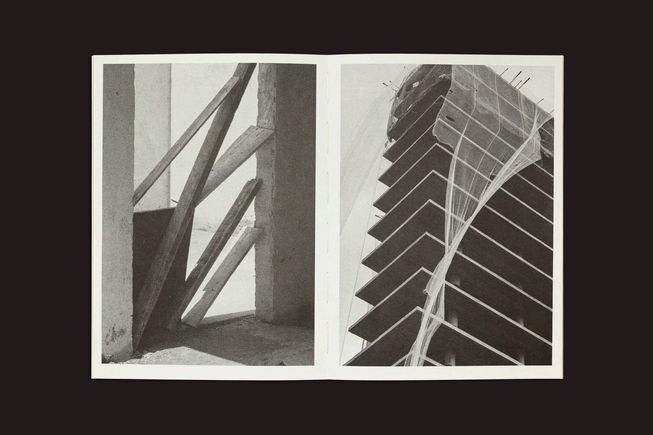 Página esquerda: Gui Marcondes: Ossada de Selo Turvo retrata uma vista abstrata de vigas de concreto que se cruzam, ilustrando o caos arquitetado. Página direita: Uma foto em preto e branco mostra um edifício moderno e angular com uma fachada ondulada, envolta em material transparente, sugerindo uma expansão de territórios inexplorada.