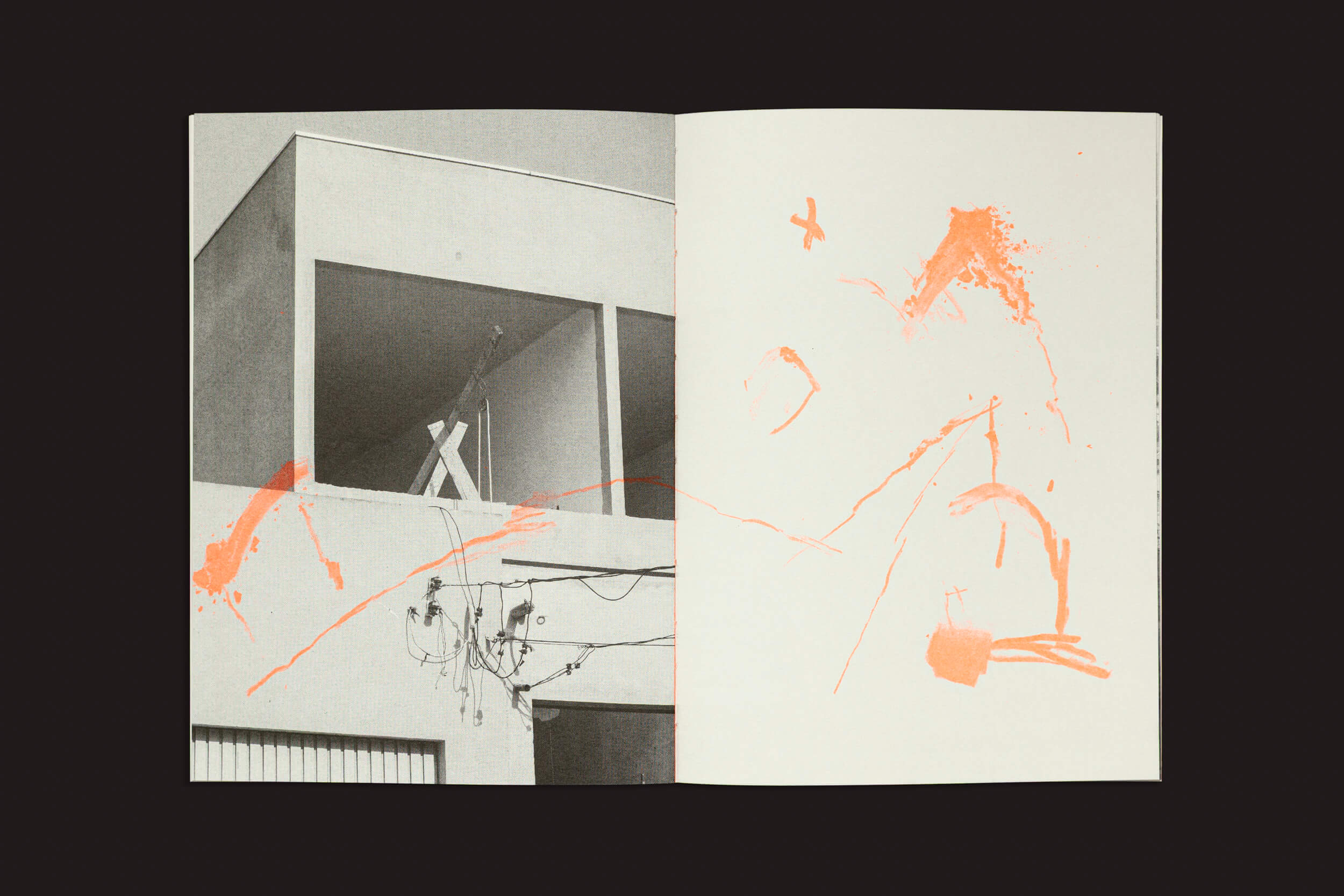 O livro "Gui Marcondes: Ossada", de Selo Turvo, apresenta uma foto em tons de cinza de um edifício minimalista, ecoando "deserto de máquinas", à esquerda. À direita, respingos abstratos de tinta vermelho-alaranjada simbolizando "caos arquitetado", com detalhes estruturais como uma abertura quadrada e fios.