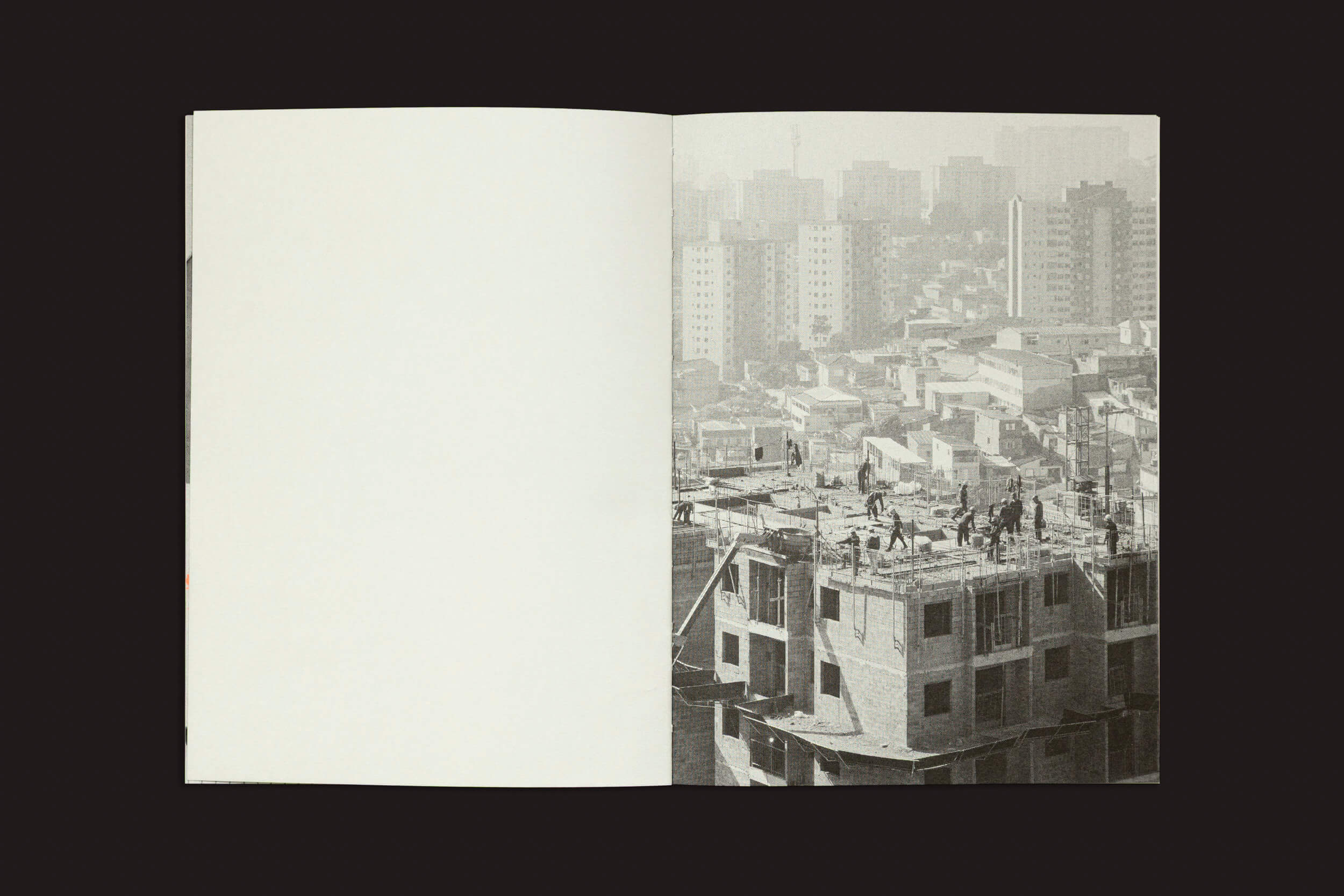 Em "Gui Marcondes: Ossada", de Selo Turvo, uma foto em preto e branco mostra pessoas em um telhado inacabado em uma paisagem urbana movimentada, com arranha-céus imponentes como um deserto de máquinas. A página em branco ao lado aguarda a história desse caos arquitetado.