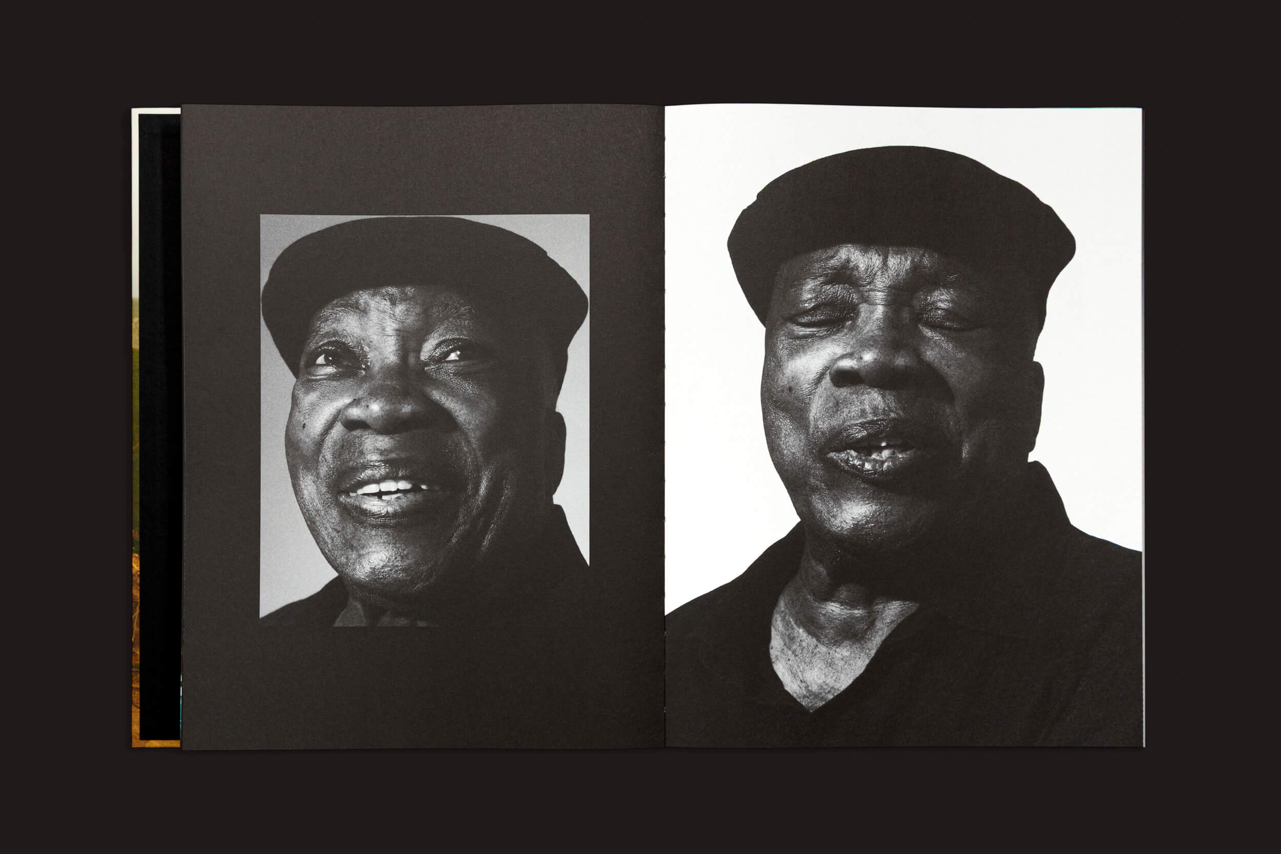No livro aberto "Parei o tempo e pensei em você", de Lorena Dini, publicado pela Autopublicado, duas fotografias em preto e branco retratam um homem idoso sorridente, de boné e camisa escura, com fundo escuro realçando a beleza de suas expressões.