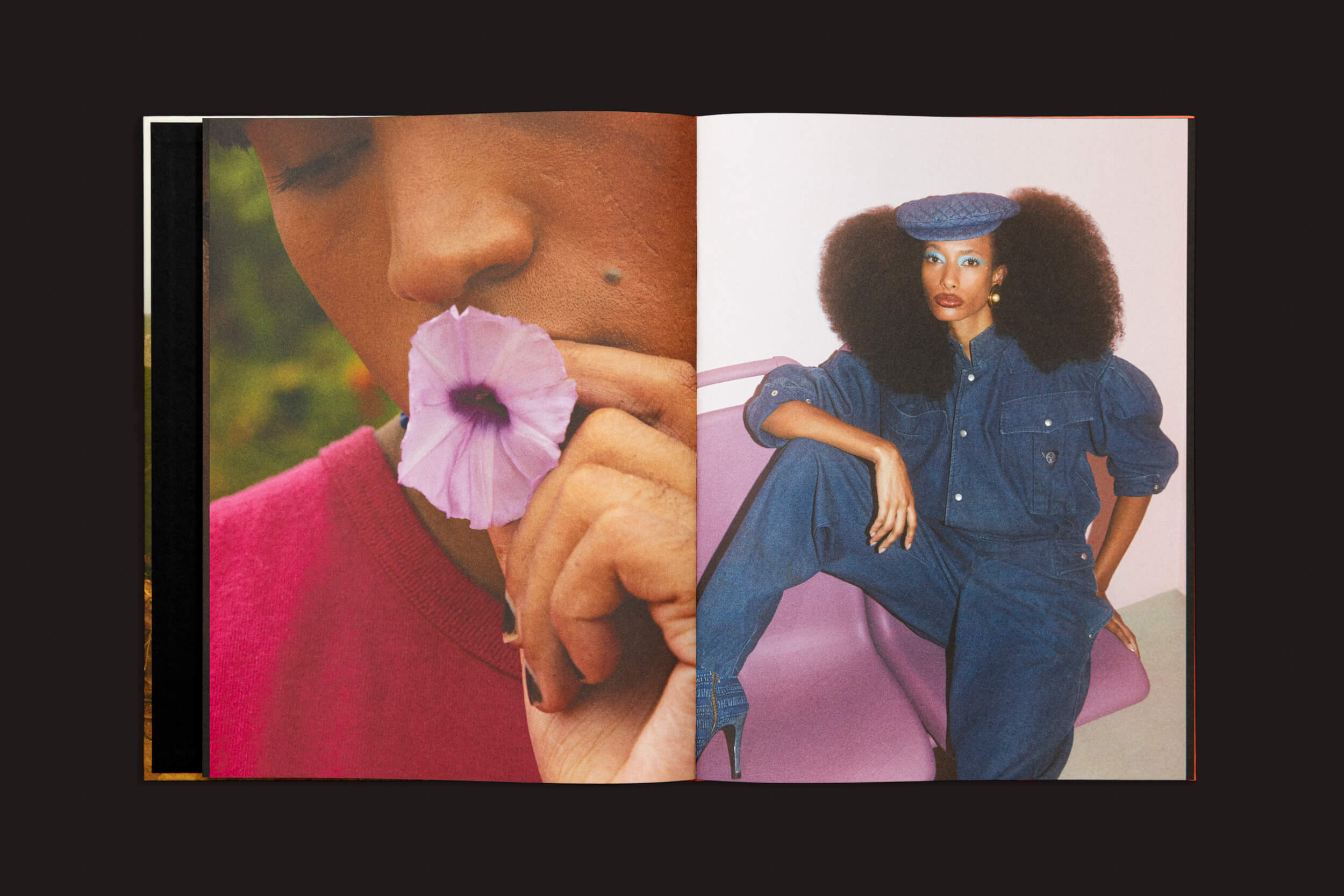 Abra Lorena Dini: Parei o tempo e pensei em você, Autopublicado, em uma superfície escura. A página da esquerda tem uma foto em close de alguém cheirando uma flor roxa em uma blusa rosa. A página da direita mostra outra pessoa com cabelo grande e cacheado em jeans azul e chapéu, sentada elegantemente em uma cadeira rosa.