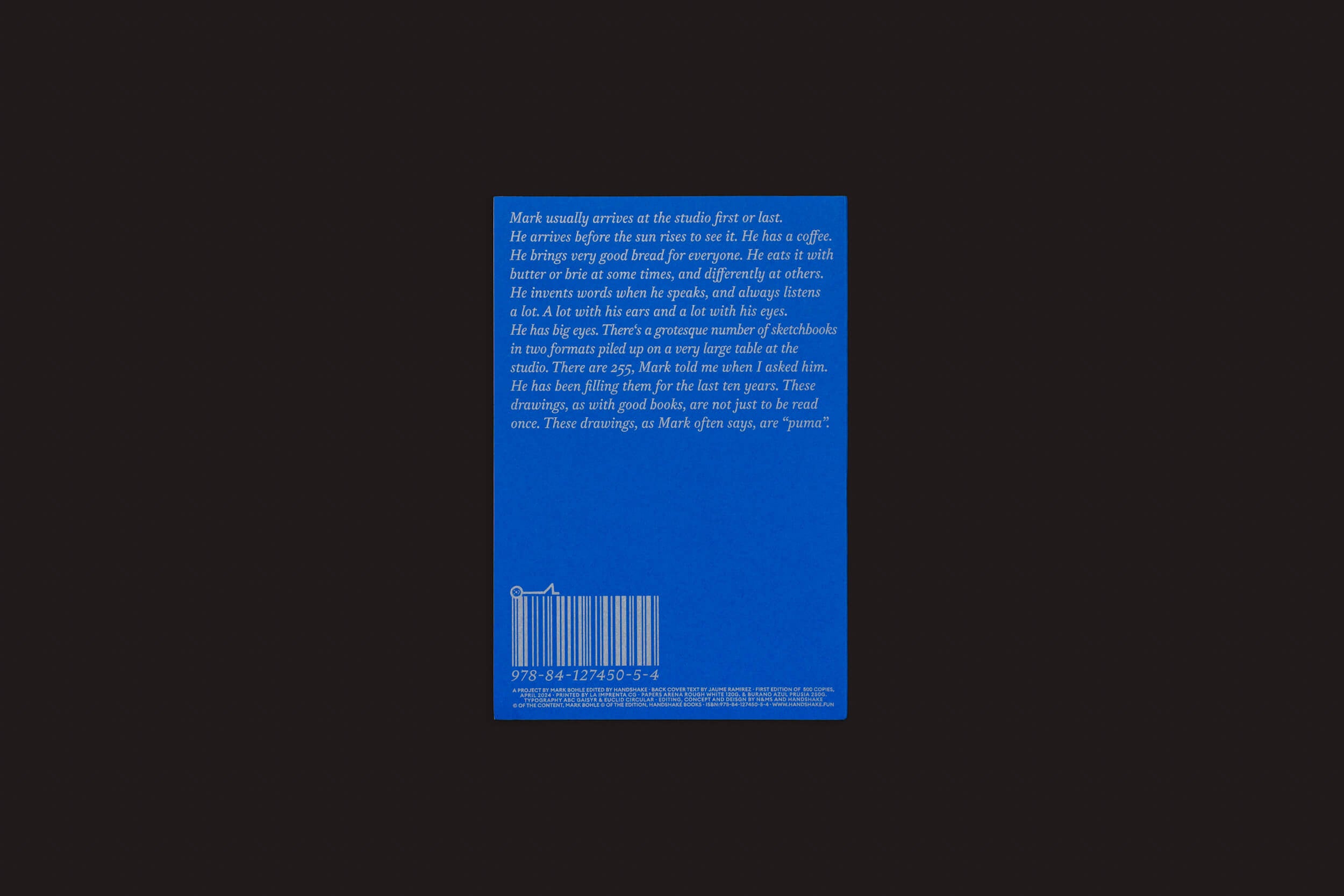 A capa azul do livro Mark Bohle: Pica Pica da Handshake traz um texto sobre Mark Bohle, que chega cedo à loja de frutas. Fascinado com desenhos, ele frequentemente usa verde. Na parte inferior, um código de barras acompanha os números ISBN em texto branco.