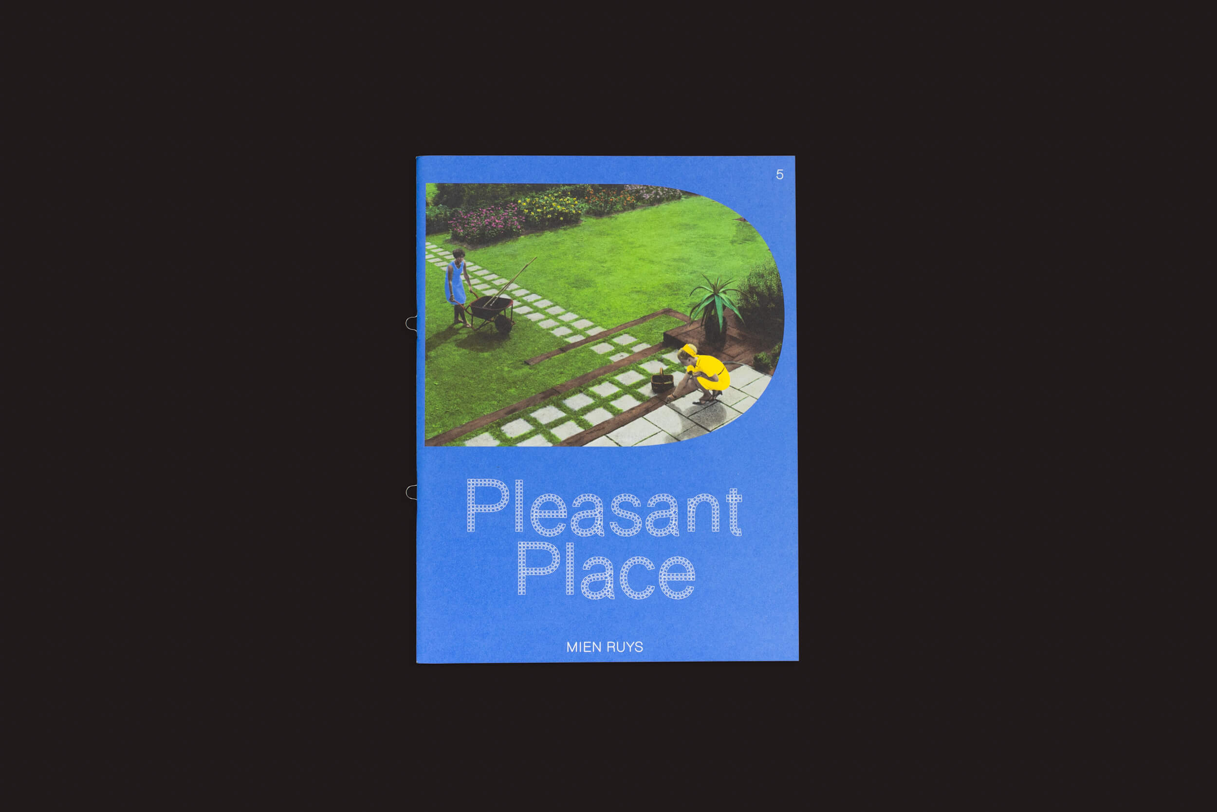 A capa de Pleasant Place 5: Mien Ruys da Pleasant Place mostra uma foto encantadora de um jardim do Movimento das Novas Perenes, com alguém passeando com seu cachorro por um caminho de pedras. O título é destacado em grandes letras brancas sobre um fundo azul tranquilo.