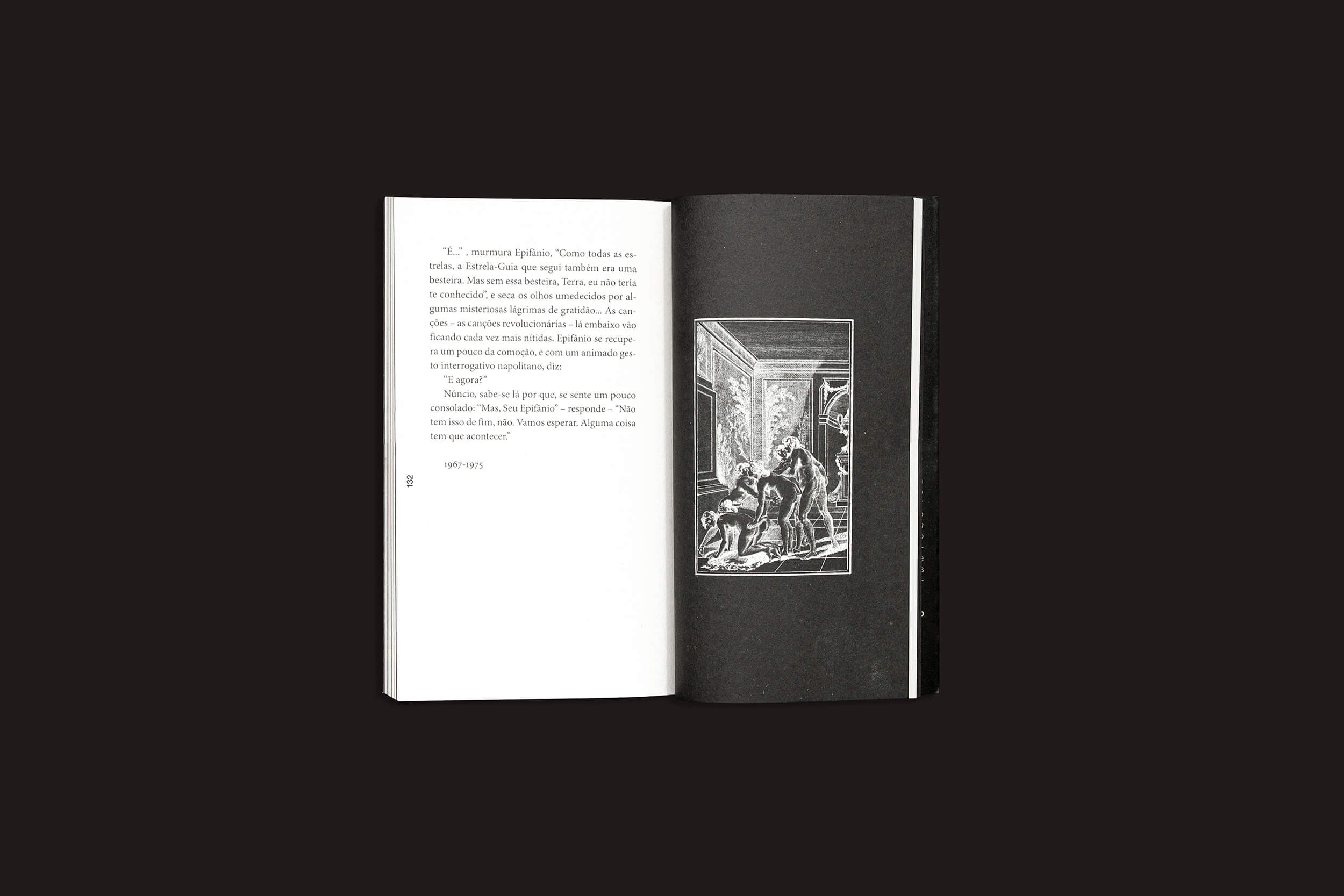 Um livro aberto repousa sobre uma superfície escura, a página esquerda preenchida com texto e a direita exibindo uma ilustração de alguém interagindo com um edifício e pessoas lindamente trabalhados, evocando cenas de "Pier Paolo Pasolini: Porno-Teo-Kolossal", de sobinfluencia.