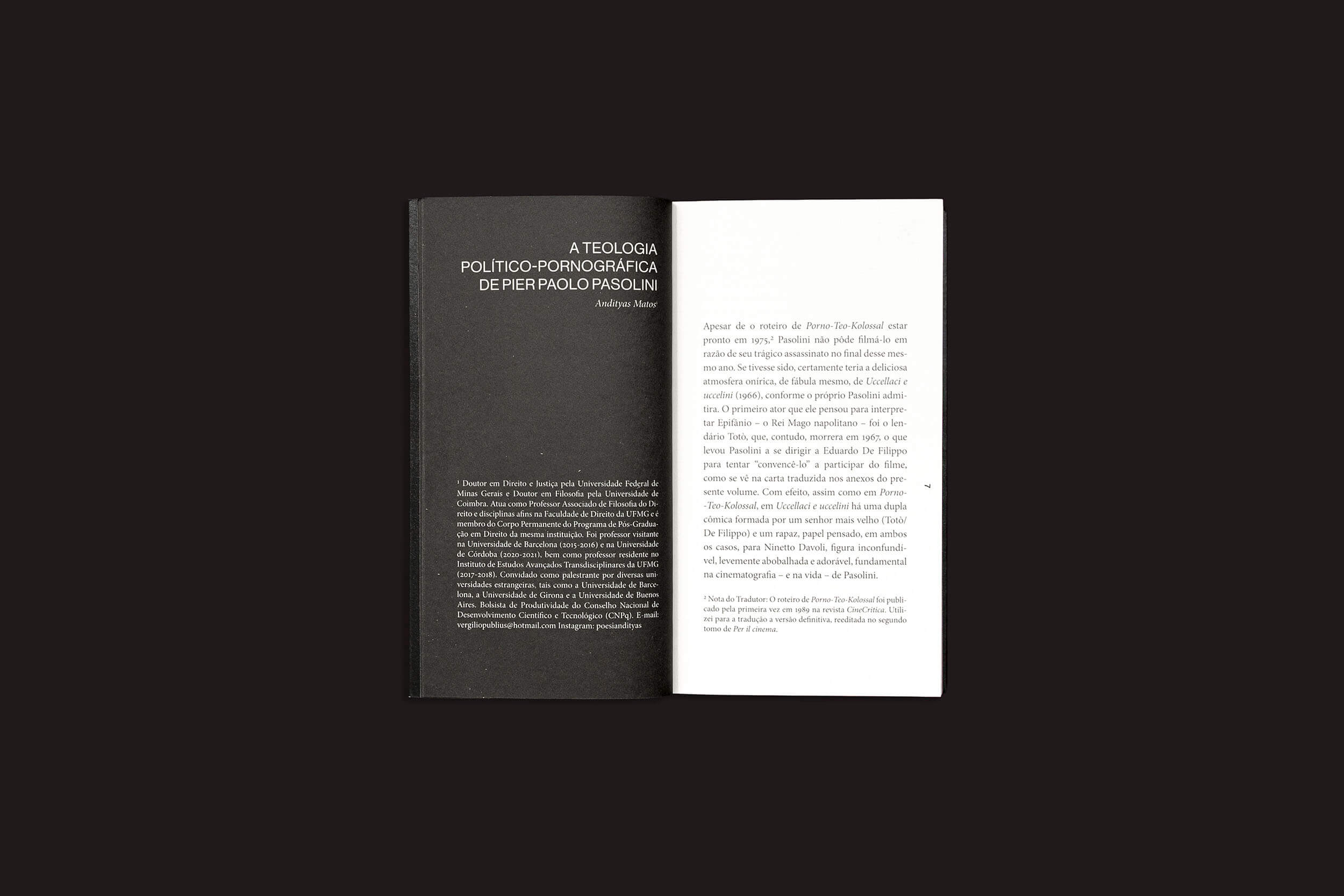 O livro "Pier Paolo Pasolini: Porno-Teo-Kolossal" de sobinfluencia está aberto em um fundo preto. A página da esquerda apresenta texto branco intitulado "A Teologia Político-Pornográfica de Pier Paolo Pasolini", enquanto a página da direita reflete sobre utopias com texto preto em branco, reminiscente dos temas do livro.