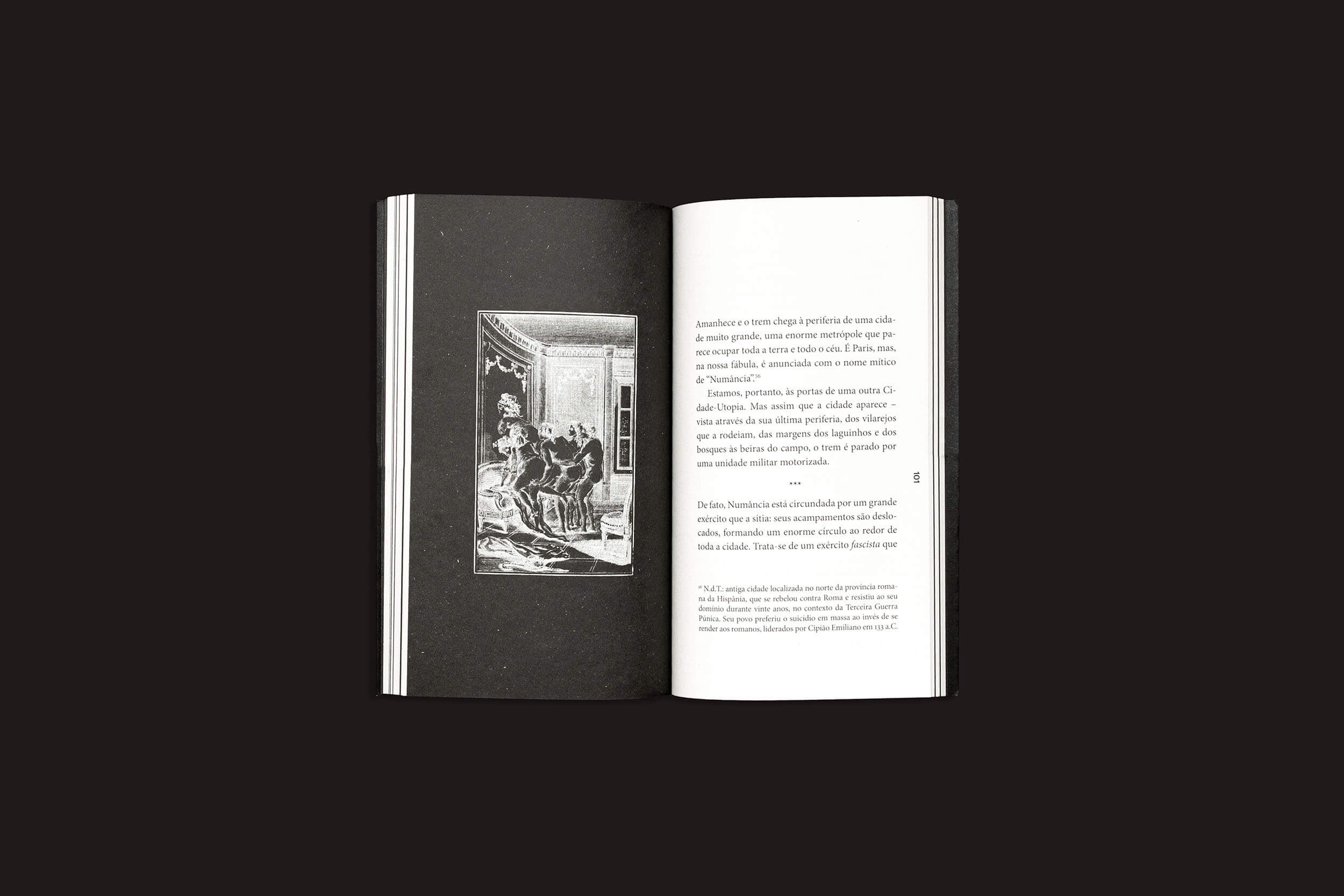 Um livro aberto contra um fundo preto revela "Pier Paolo Pasolini: Porno-Teo-Kolossal" de sobinfluencia. A página da esquerda apresenta arte de dois homens em uma sala escura, ecoando o estilo de Pasolini. A página da direita exibe texto em português parcialmente visível. Páginas com bordas brancas sugerem temas utópicos.