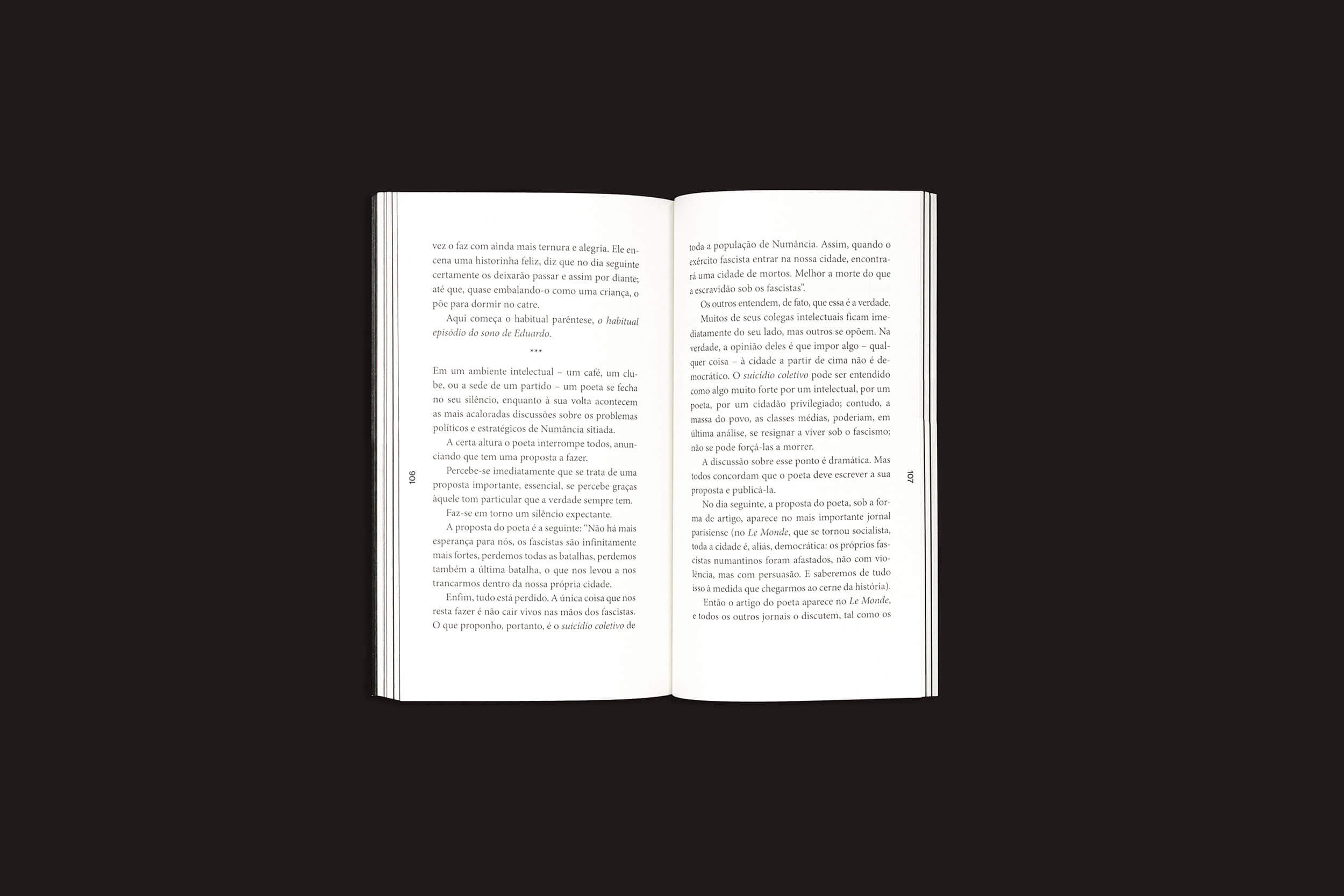 Um livro aberto sobre um fundo preto, suas páginas repletas de texto em espanhol explorando temas utópicos que lembram as narrativas visionárias de "Pier Paolo Pasolini: Porno-Teo-Kolossal", de sobinfluencia.