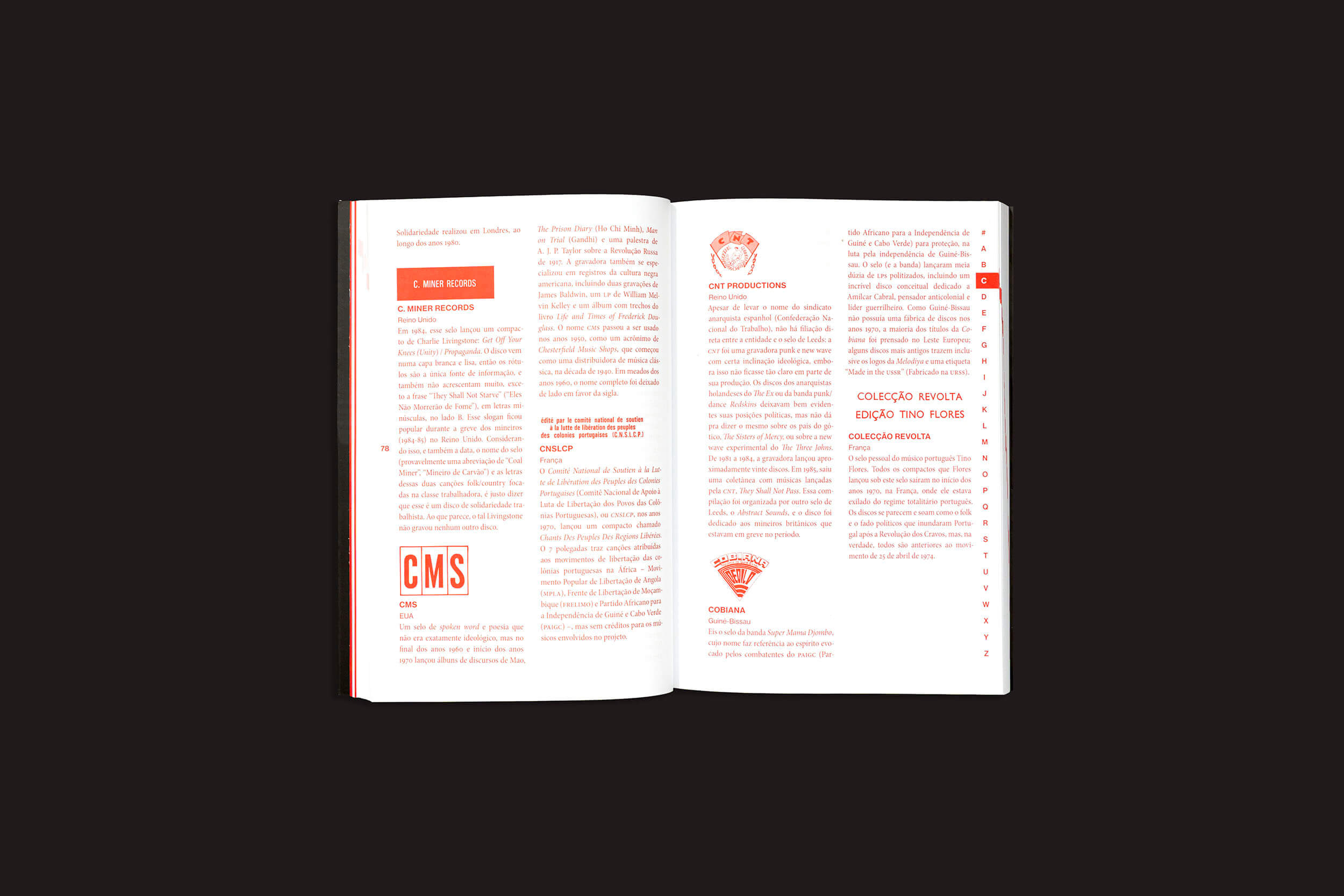Um livro aberto de "Josh MacPhee: Radical Records" da sobinfluencia exibe tinta vermelha e preta vívida com um logotipo e títulos do CMS na página esquerda. A direita apresenta um gráfico circular ecoando movimentos sociais contra um fundo preto profundo para maior profundidade.