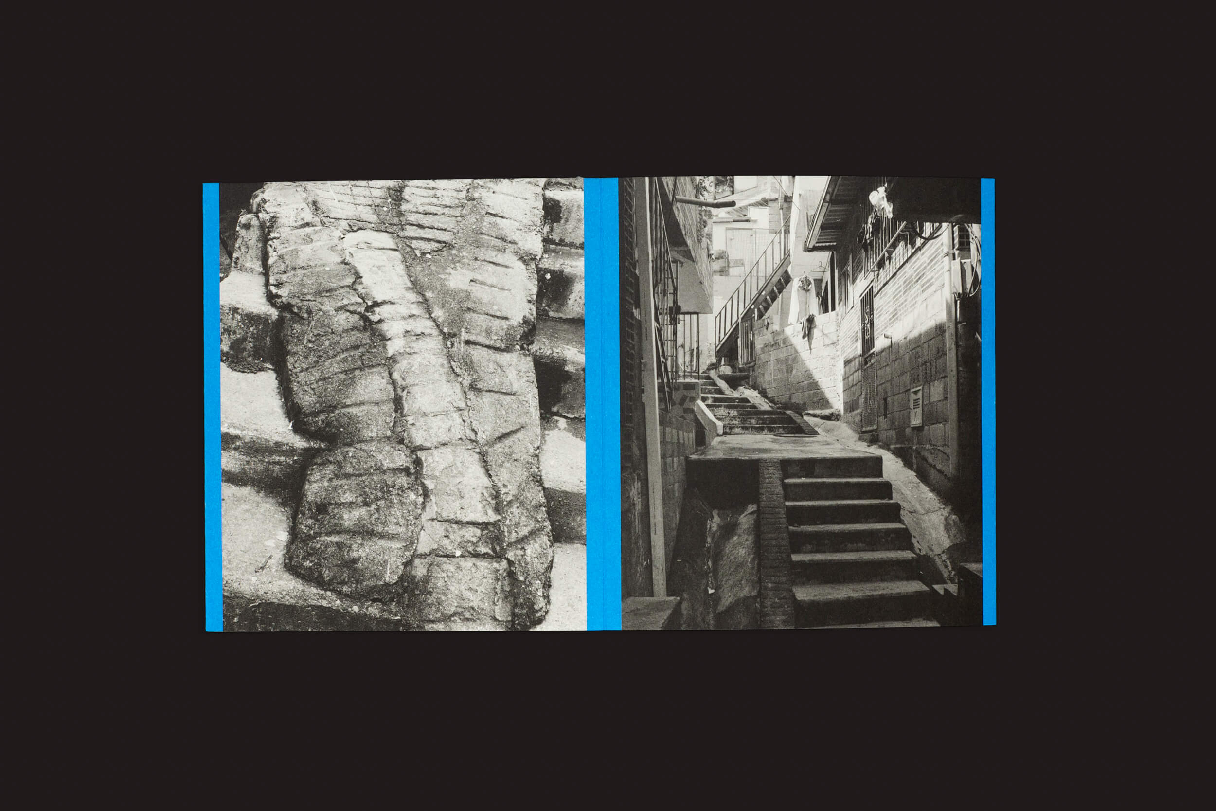 Rampitas, de Thomas Locke Hobbs, de The Eriskay Connection, exibe uma imagem dividida com degraus de pedra desgastados à esquerda e um beco estreito com rampas esculturais entre edifícios altos à direita, emoldurados em azul brilhante.