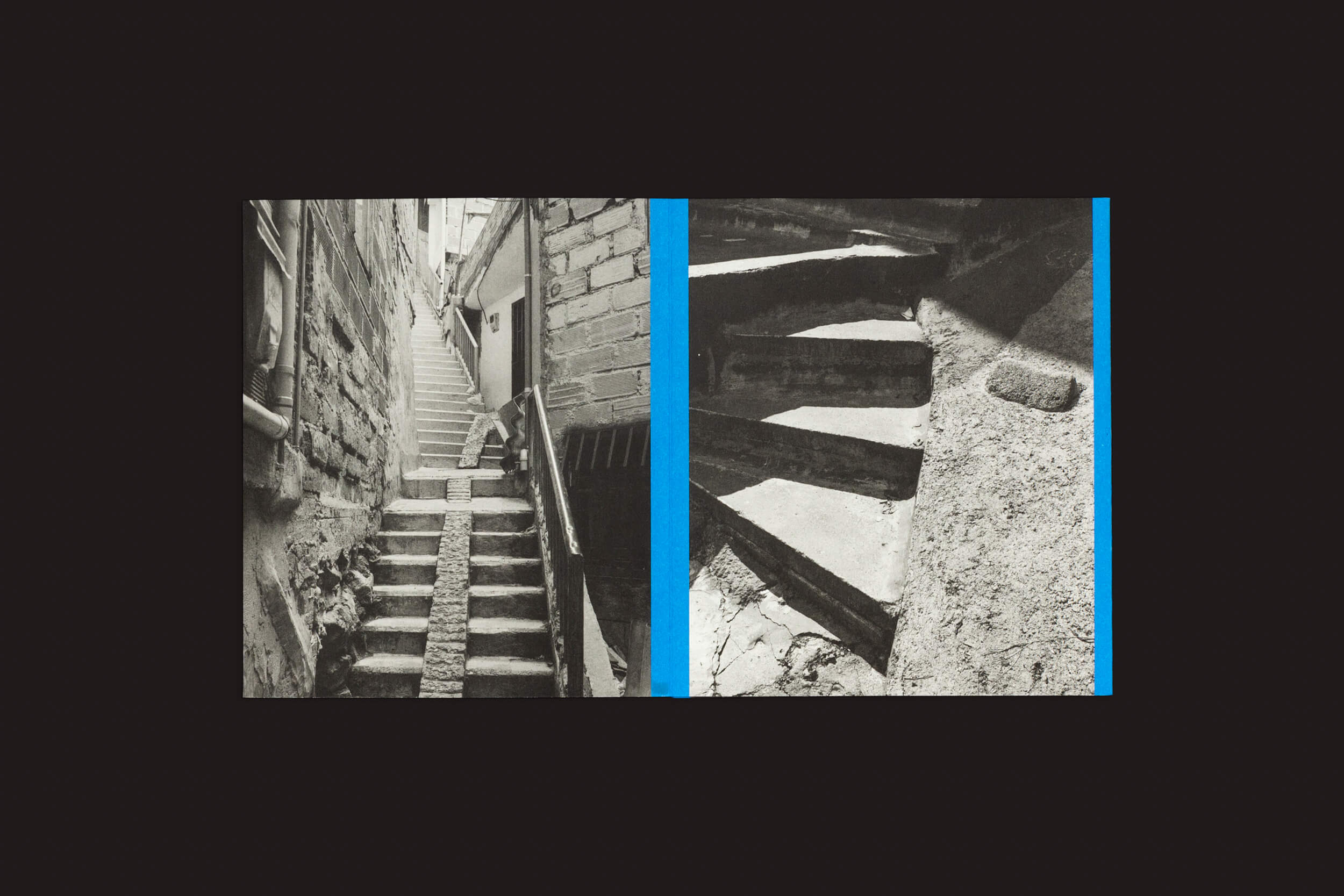 Thomas Locke Hobbs: Rampitas, de The Eriskay Connection, apresenta duas fotos em preto e branco. Uma mostra uma escadaria de pedra estreita, popular no estilo brutalismo, entre paredes de tijolos; a outra destaca degraus de pedra em espiral. Ambas as imagens são delimitadas por faixas azuis brilhantes.