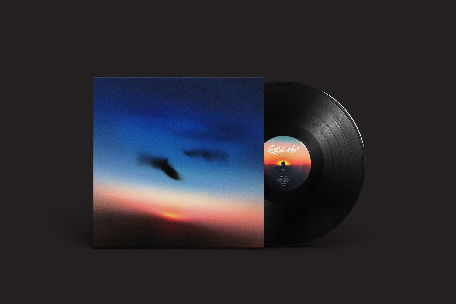 O vinil Resavoir: s/t da International Anthem Recording Company apresenta uma capa sonhadora e borrada em tons de azul e laranja como um pôr do sol. O selo compartilha esse gradiente, convidando os ouvintes a curtir as vibrações contemporâneas do soul-jazz e praticar a atenção plena em meio a cores vibrantes.