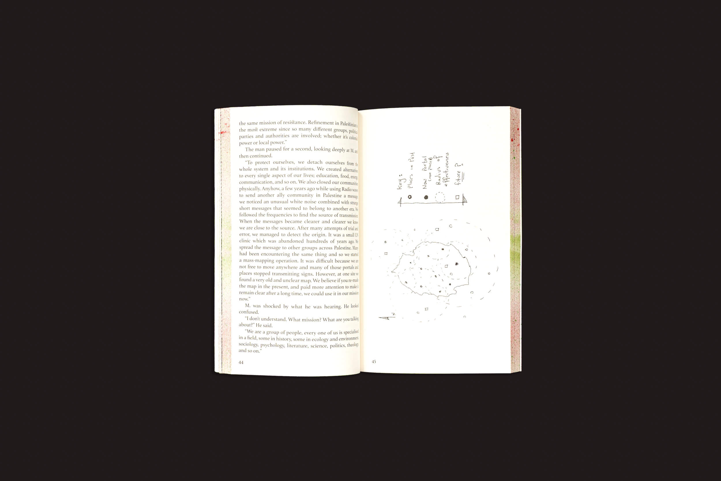 Contra um fundo escuro, um livro aberto revela um texto à esquerda e um diagrama à direita, sugerindo os workshops de escrita de Callum Copley. Aqui, "Reworlding Ramallah - Short Science Fiction Stories from Palestine", de Onomatopee, encontra sua voz narrativa.