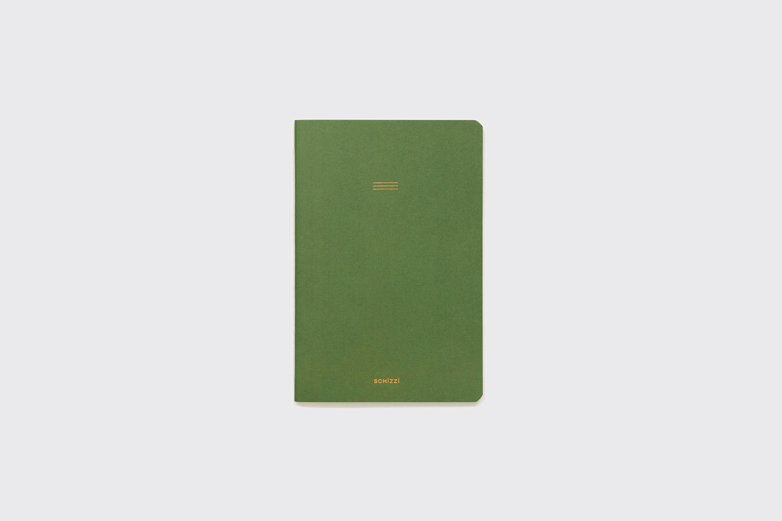 Um Caderno Flexível verde fechado da Schizzibooks com cantos arredondados, detalhes dourados mínimos e SOKAZI gravado em dourado na parte inferior central, feito à mão e mostrado em um fundo cinza claro simples.