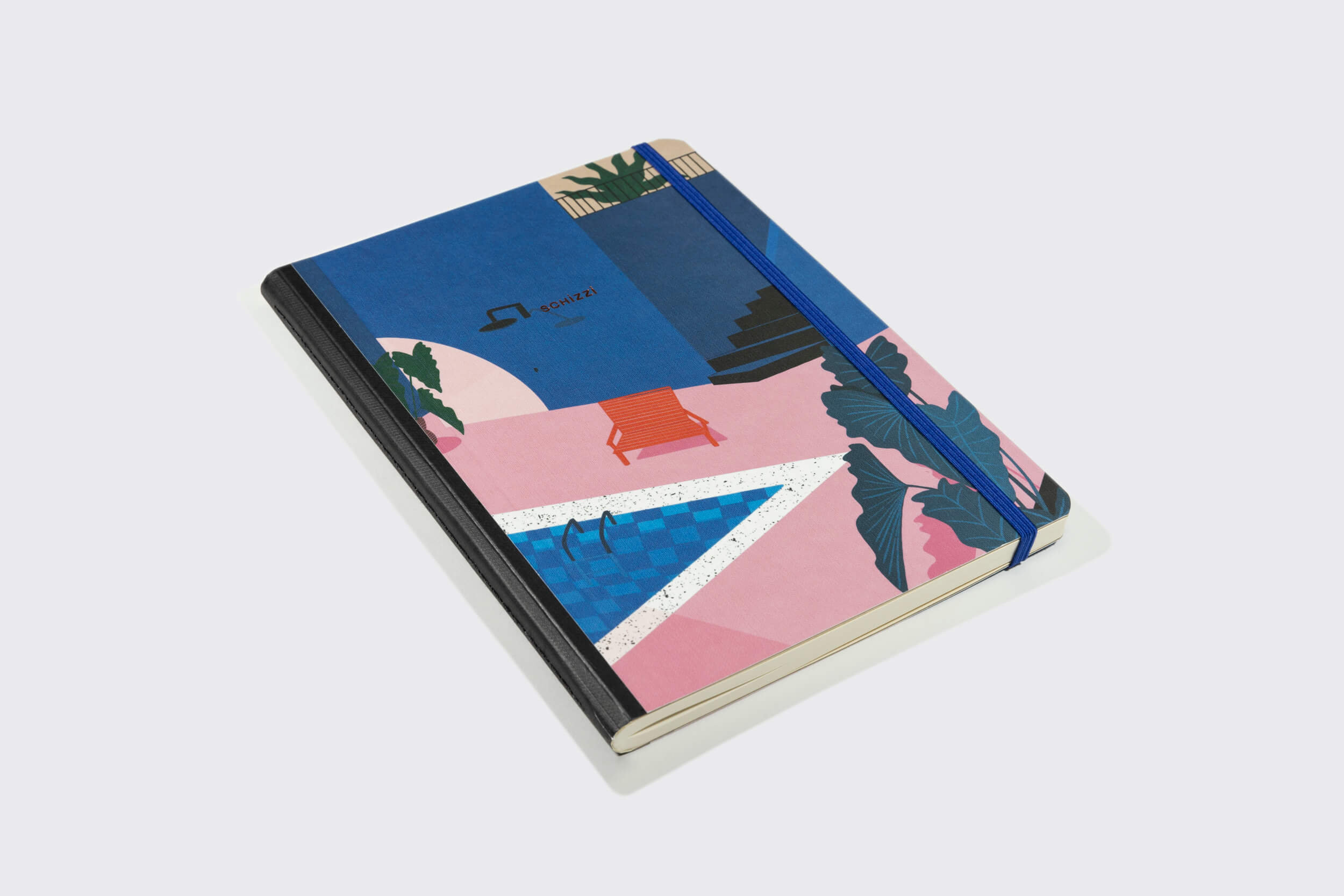 O Schizzibooks Sketchbook XLarge: Piscine apresenta uma cena colorida à beira da piscina na capa com um padrão geométrico de piscina rosa e azul, espreguiçadeira e plantas frondosas. Inclui uma lombada preta e elástico azul, ideal para capturar inspirações artísticas.