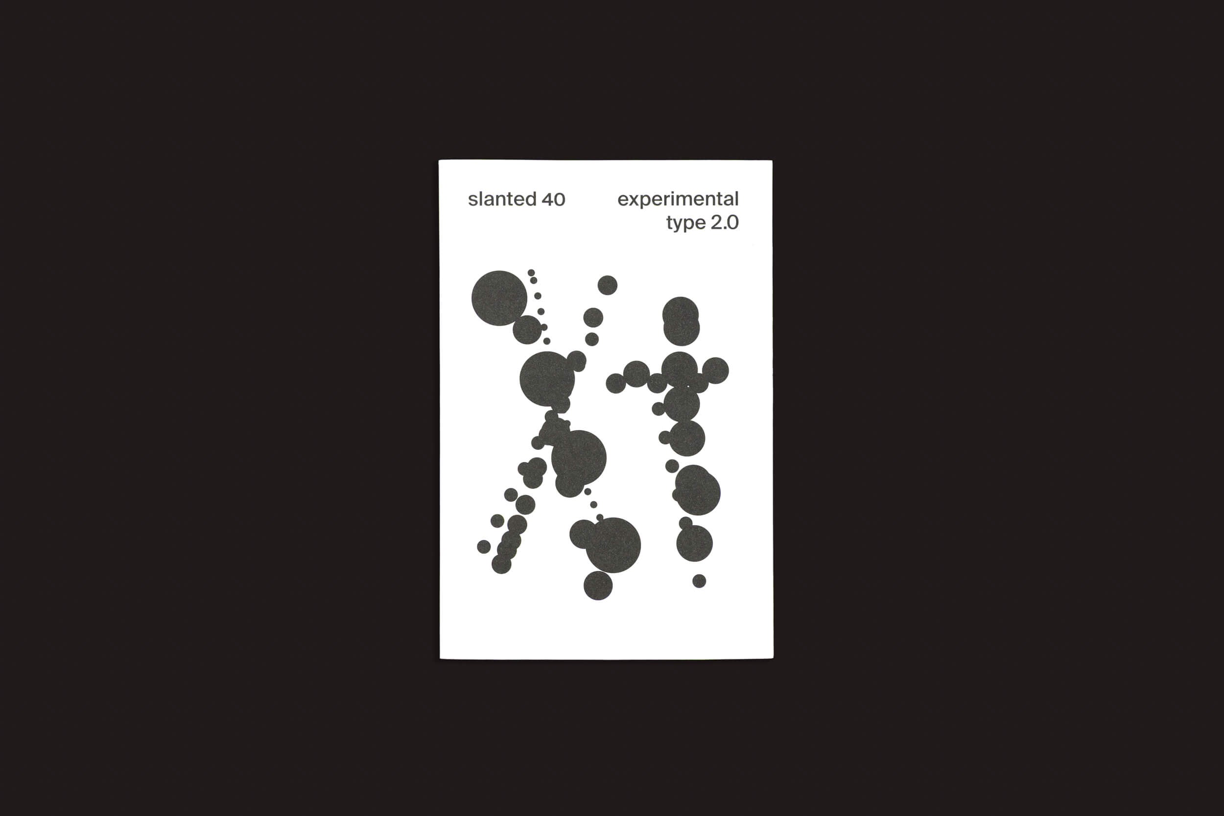 Um pôster da Slanted Publishers de "Slanted: #40—Experimental Type 2.0" apresenta tamanhos variados de círculos pretos em um fundo branco com texto na parte superior, incorporando experimentos de tipografia em um design abstrato que lembra pontos ou bolhas espalhados.