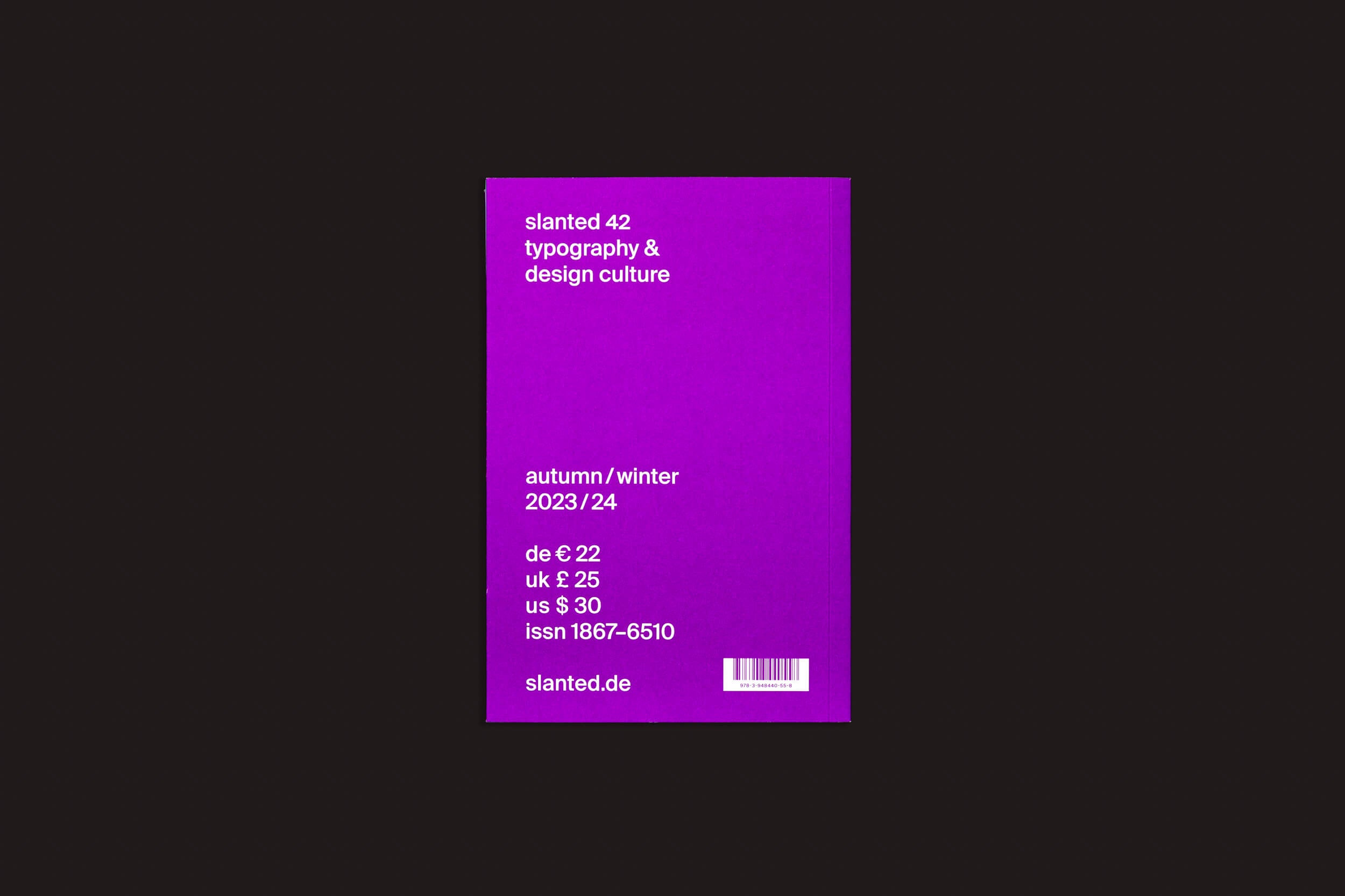 A imagem exibe a contracapa de Slanted: #42 Books by Slanted Publishers, apresentando design experimental e tipografia em um fundo roxo com texto branco para o outono/inverno 2023/24. Preços para Alemanha, Reino Unido, EUA e um código de barras adicionam à sua estética semelhante à livros bonitos.