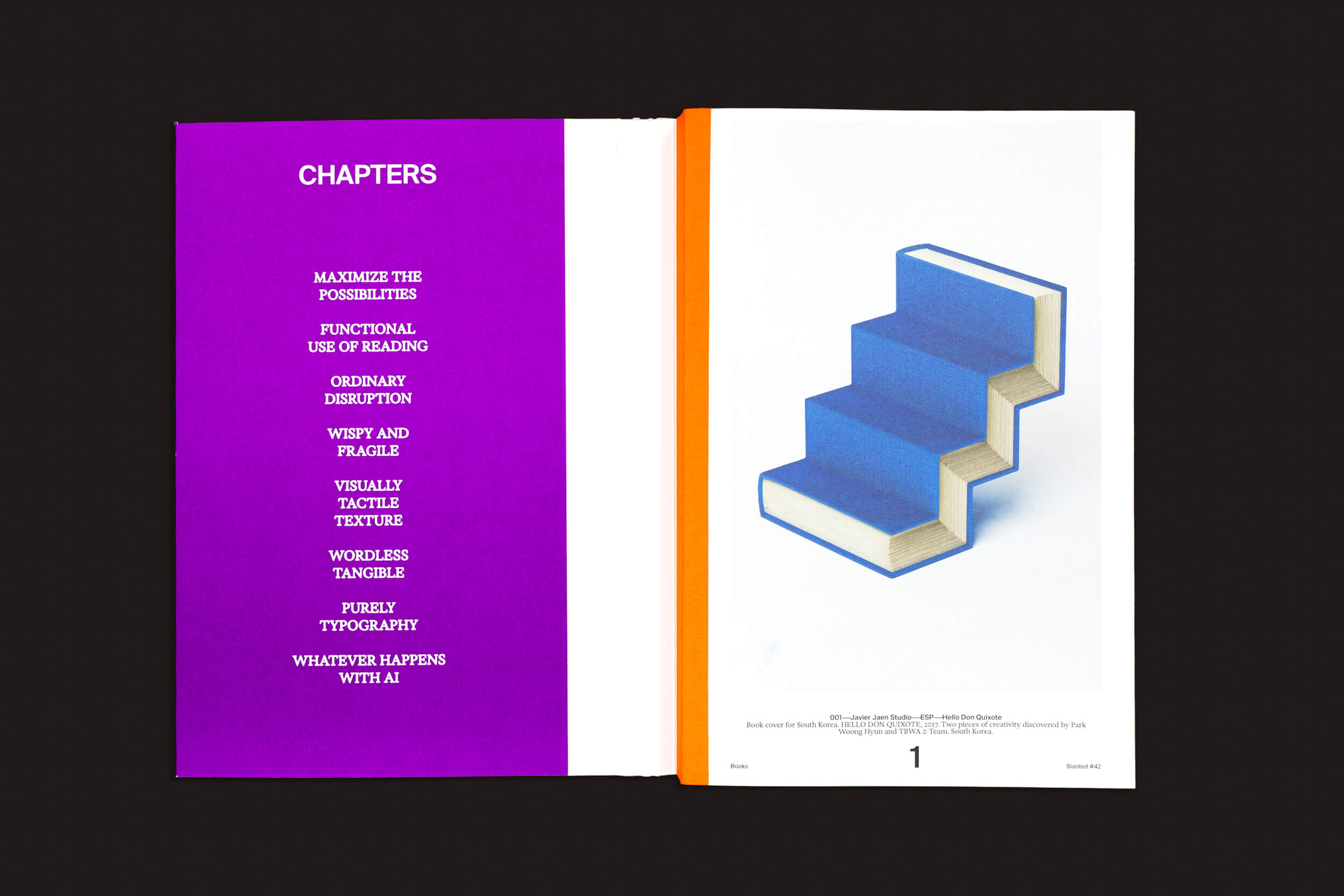 Um Slanted aberto: #42 Books by Slanted Publishers repousa sobre um fundo preto. A página da esquerda lista capítulos em branco sobre roxo, enquanto a página da direita apresenta um design de livro inovador em azul, em forma de escada, com páginas visíveis em cascata.