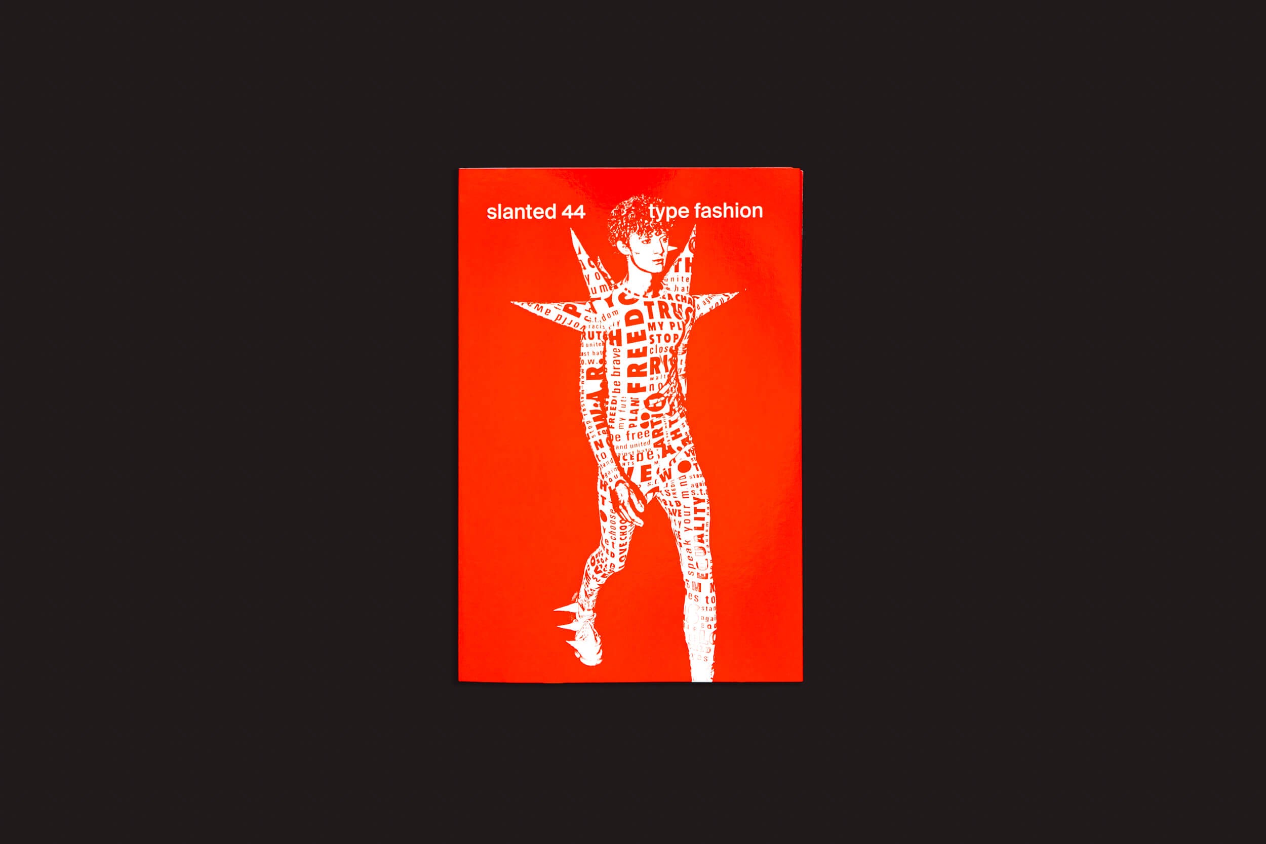 A capa de "Slanted: #44 Type Fashion" da Slanted Publishers apresenta uma silhueta feita de fontes diversas em um fundo vermelho brilhante, simbolizando "tipografia na moda". Ela destaca "Slanted 44 Type Fashion" na parte superior, capturando uma expressão de design de vanguarda.