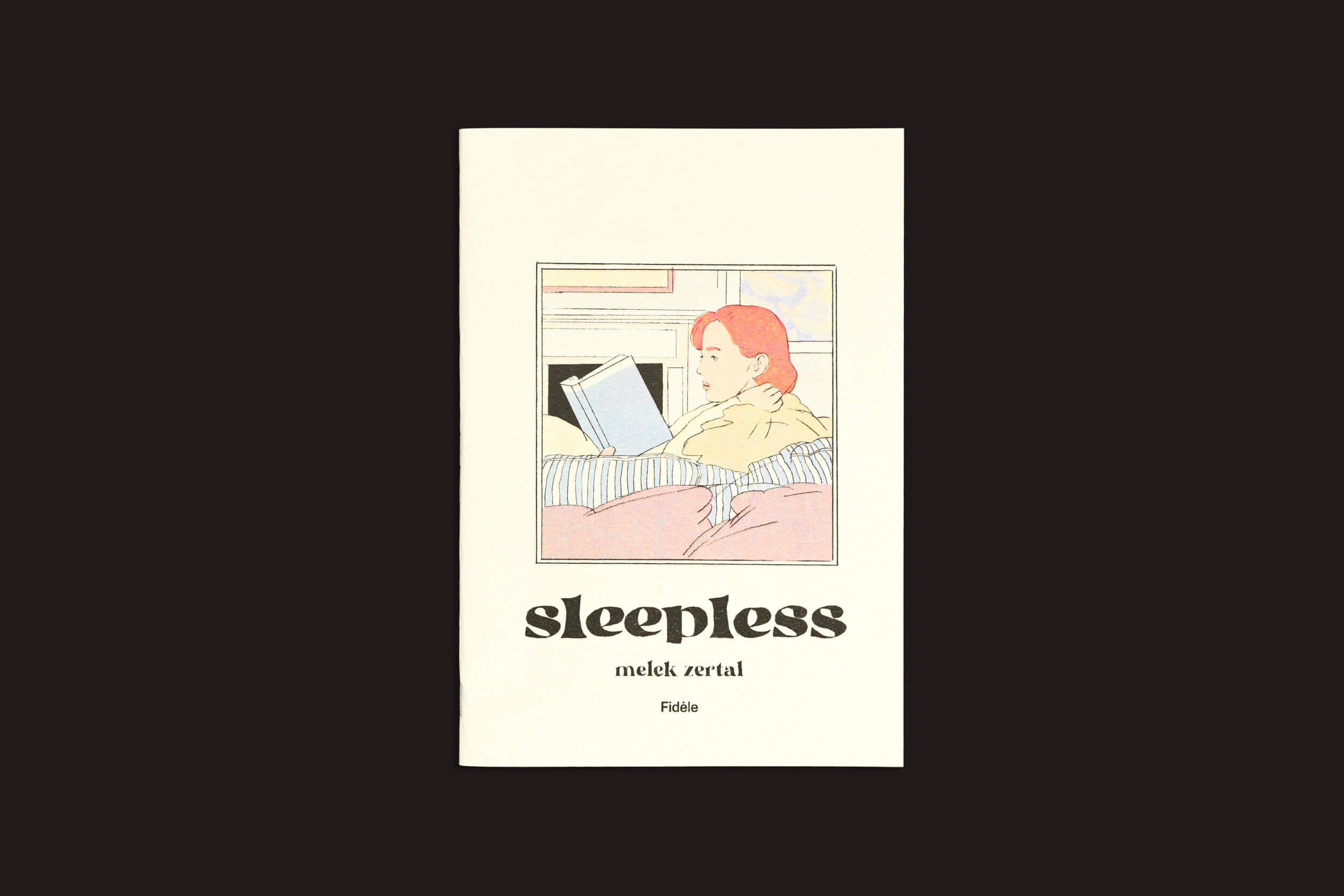 Capa do livro "Melek Zertal: Sleepless", da Fidéle Editions, com um detetive ruivo lendo em um sofá listrado contra um fundo preto simples, evocando Dana Scully de Arquivo X.