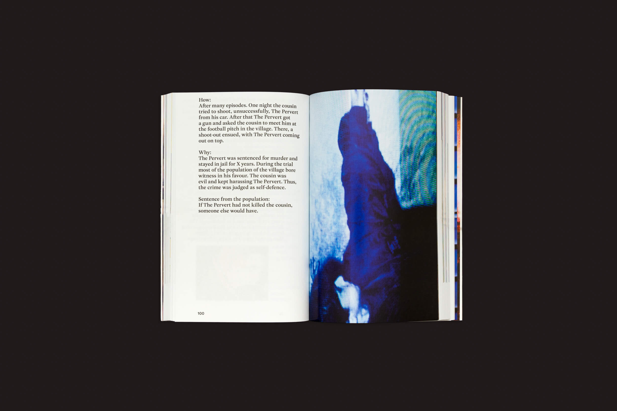 Um livro aberto sobre um fundo escuro exibe a página 160 com o título Aqui. A página da direita apresenta uma imagem abstrata em azul e preto refletindo a narrativa misteriosa de Some of you Killed Luisa, de Valeria Cherchi, publicado pela The Eriskay Connection.