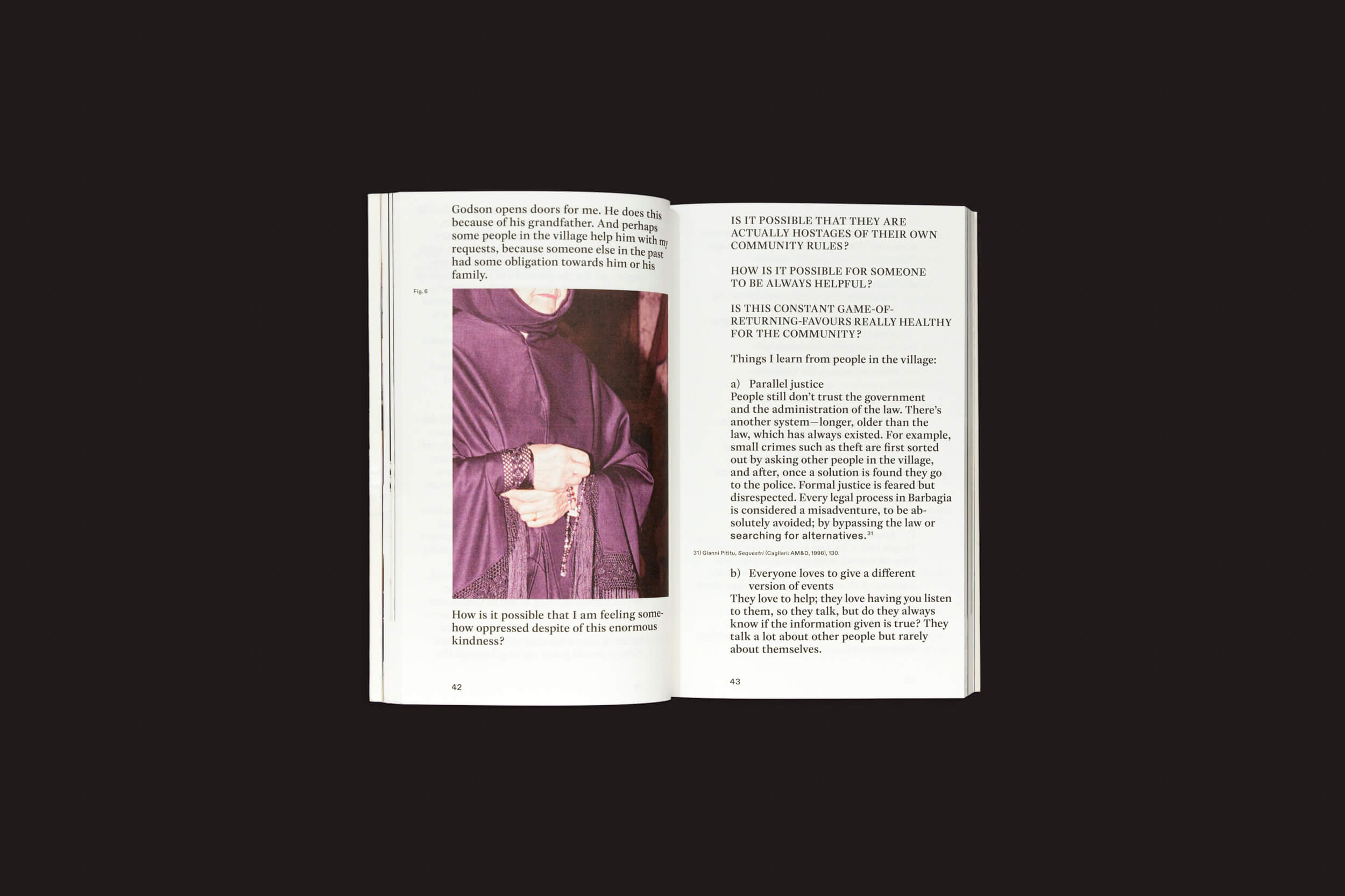 Um livro aberto em um fundo escuro expõe páginas cheias de texto. Uma foto à esquerda retrata alguém de roxo, enquanto o conteúdo explora reflexões culturais e perspectivas pessoais, incluindo temas como sequestros na Sardenha. É Valeria Cherchi: Some of you Killed Luisa de The Eriskay Connection.
