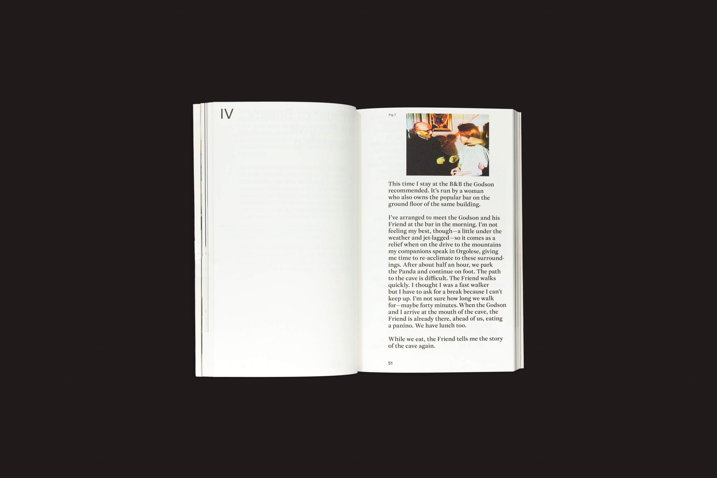 Um livro aberto em um fundo escuro revela texto com uma pequena imagem colorida no topo da página direita, retratando alguém em um ambiente relaxado. A página esquerda exibe Some of you Killed Luisa de Valeria Cherchi por The Eriskay Connection, começando o capítulo IV sobre sequestros na Sardenha.