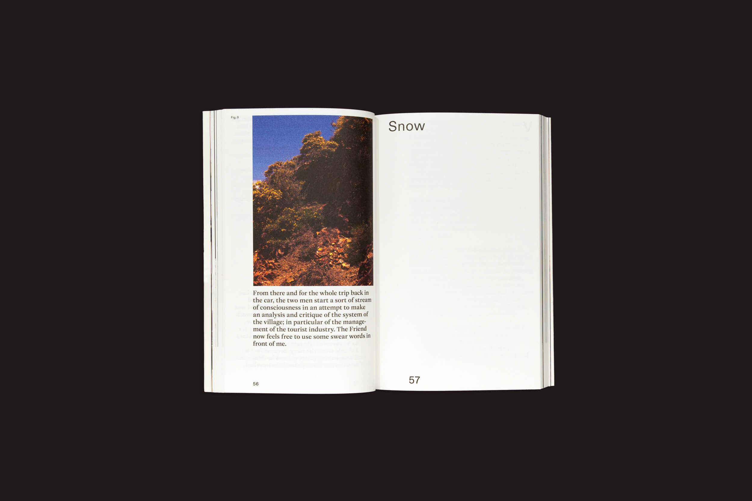 Um livro aberto em um fundo preto exibe uma foto de paisagem rochosa e um texto que lembra Valeria Cherchi: Some of you Killed Luisa do The Eriskay Connection. Do outro lado, a página da direita está quase toda em branco com Snow no topo e 57 na parte inferior.
