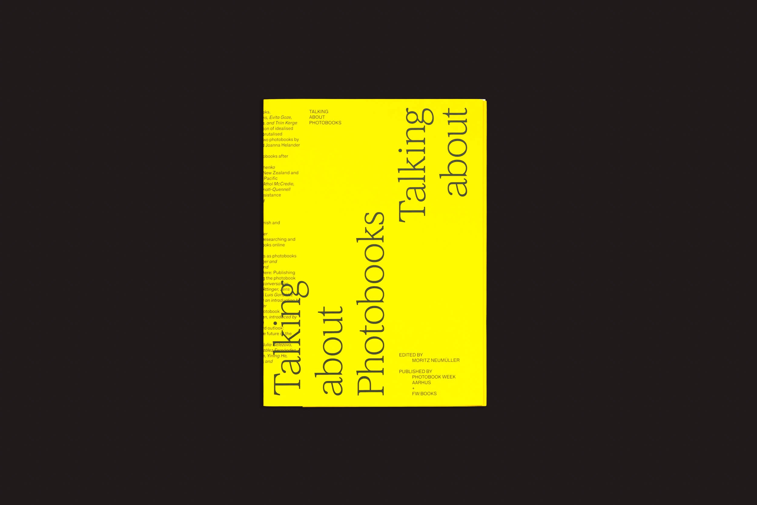 A capa amarela de "Talking About Photobooks: Moritz Neumüller" da Fw:Books apresenta o título em negrito em preto, contra um fundo preto sólido. Editado por Markus Schaden e Frederic Lezmi, ele explora a história do fotolivro, unindo arte e sociedade.