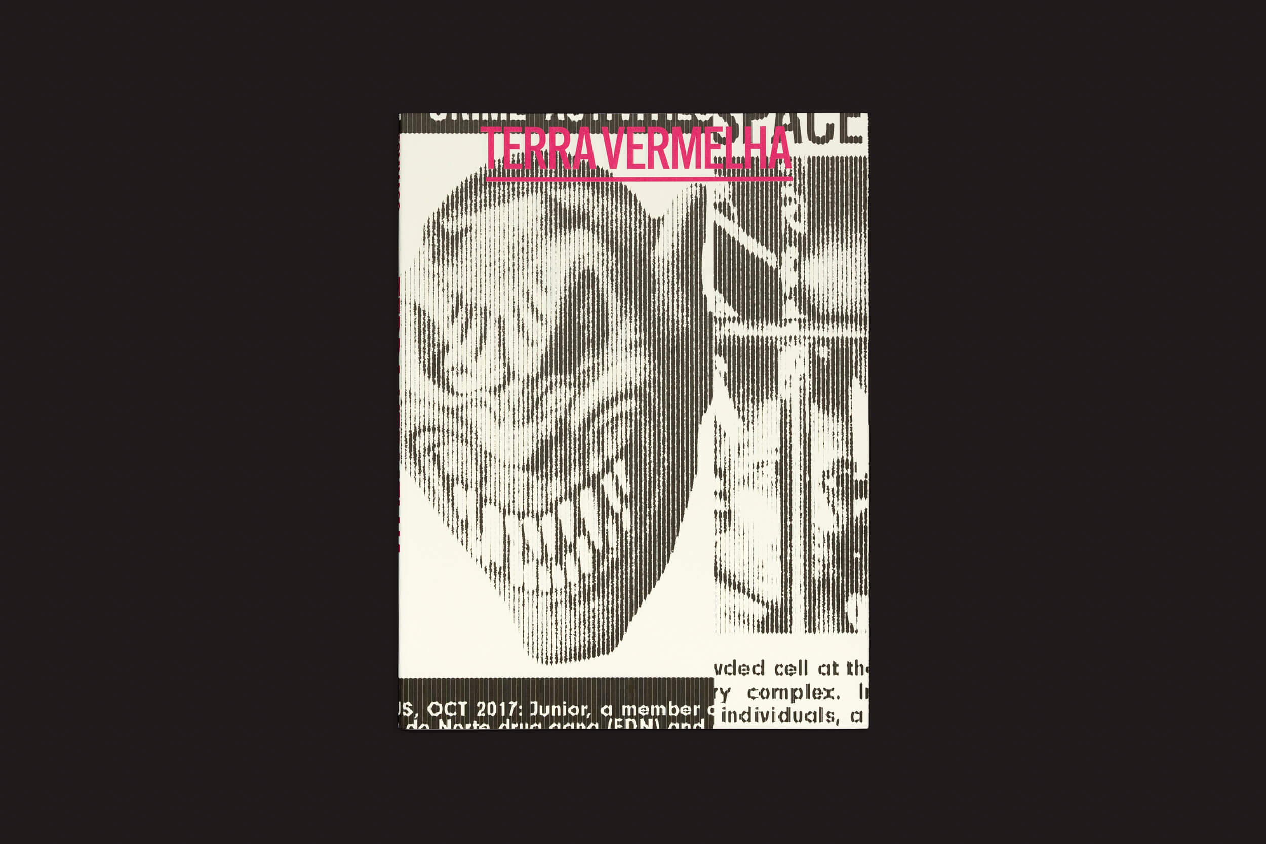 A imagem distorcida em preto e branco mostra um rosto sorridente com dentes afiados, texto ao fundo e Terra Vermelha de Tommaso Protti proeminentemente em vermelho no topo, aludindo ao desmatamento com sua qualidade granulada e semelhante a uma falha. Marca: Void.