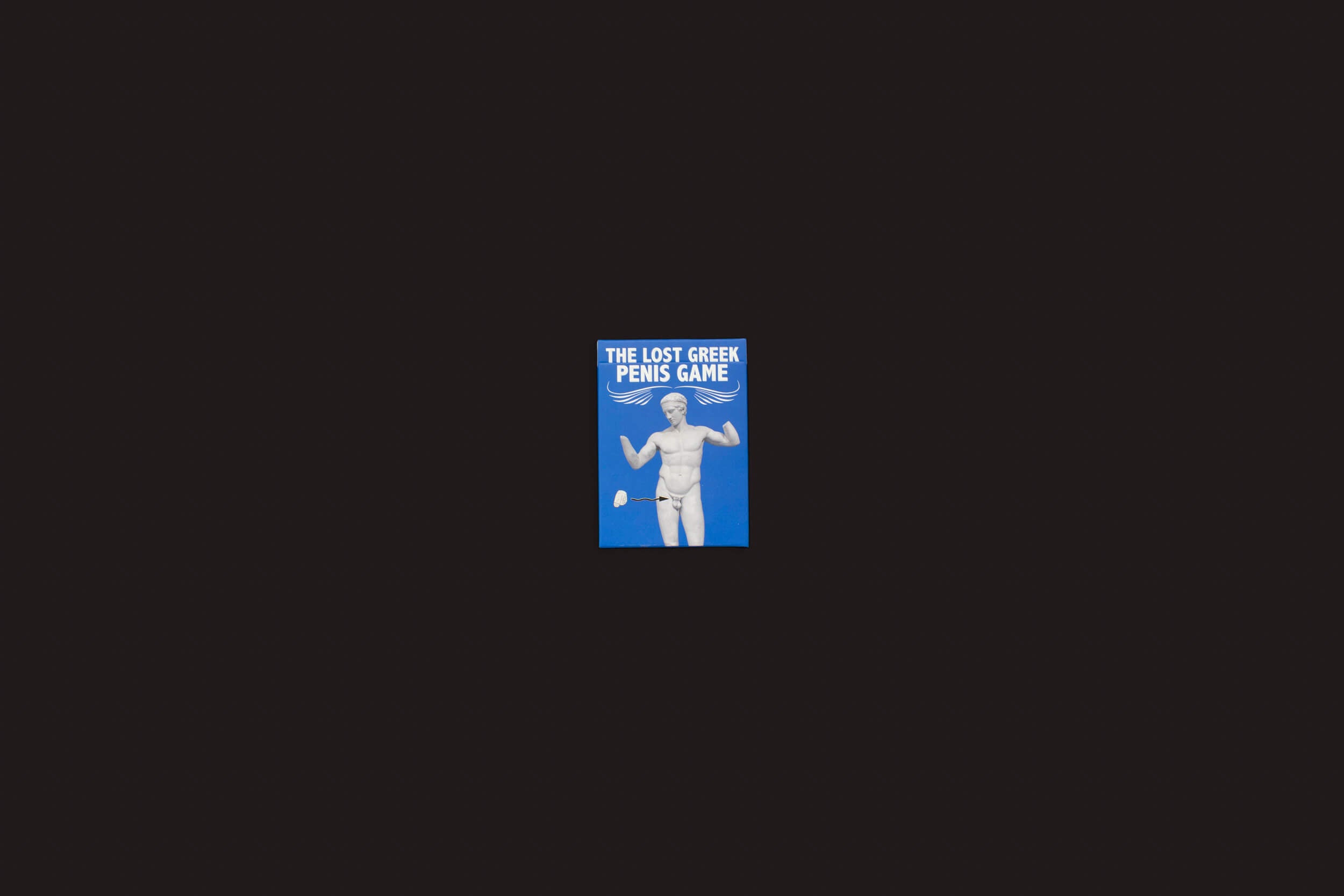 A imagem mostra a capa do livro The Lost Greek Penis Game, da Fraglich Publishing, com fundo azul e uma estátua branca de um homem nu em uma pose clássica, que lembra as estátuas gregas tradicionais.