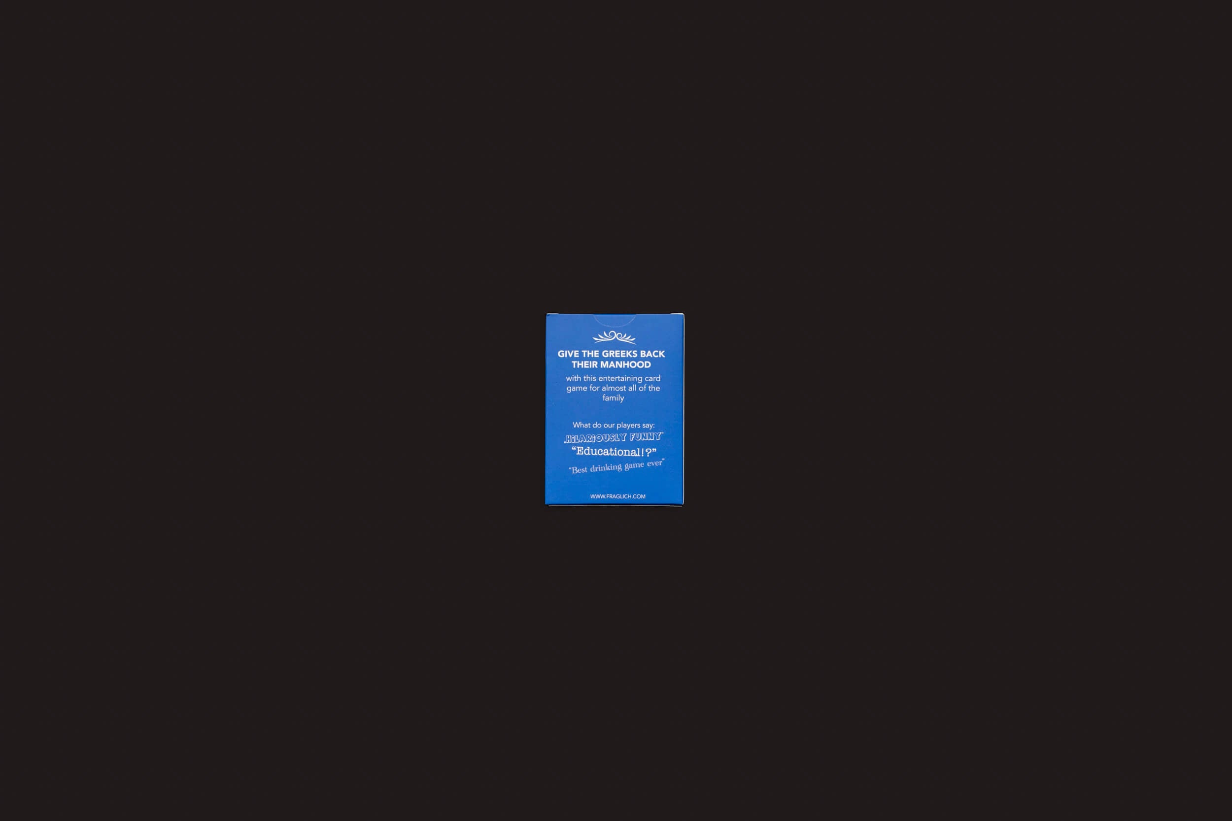 Uma pequena placa retangular azul diz: DEVOLVA AOS OCEANOS SEUS ALIMENTOS AZUIS, com detalhes sobre o gerenciamento do ciclo marinho, em um fundo preto, destacando a mensagem, assim como The Lost Greek Penis Game, da Fraglich Publishing, se destaca em sua apresentação vibrante.