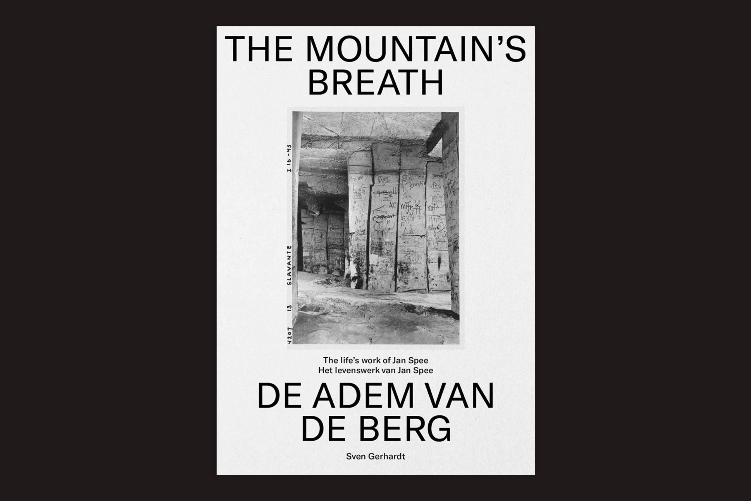Capa do livro The Mountain's Breath (De Adem van de Berg), de Sven Gerhardt, publicado pela The Eriskay Connection. Apresenta uma foto em preto e branco de pilares de pedra esculpidos no mergelgroeven de Sint-Pietersberg e texto manuscrito em inglês/holandês.