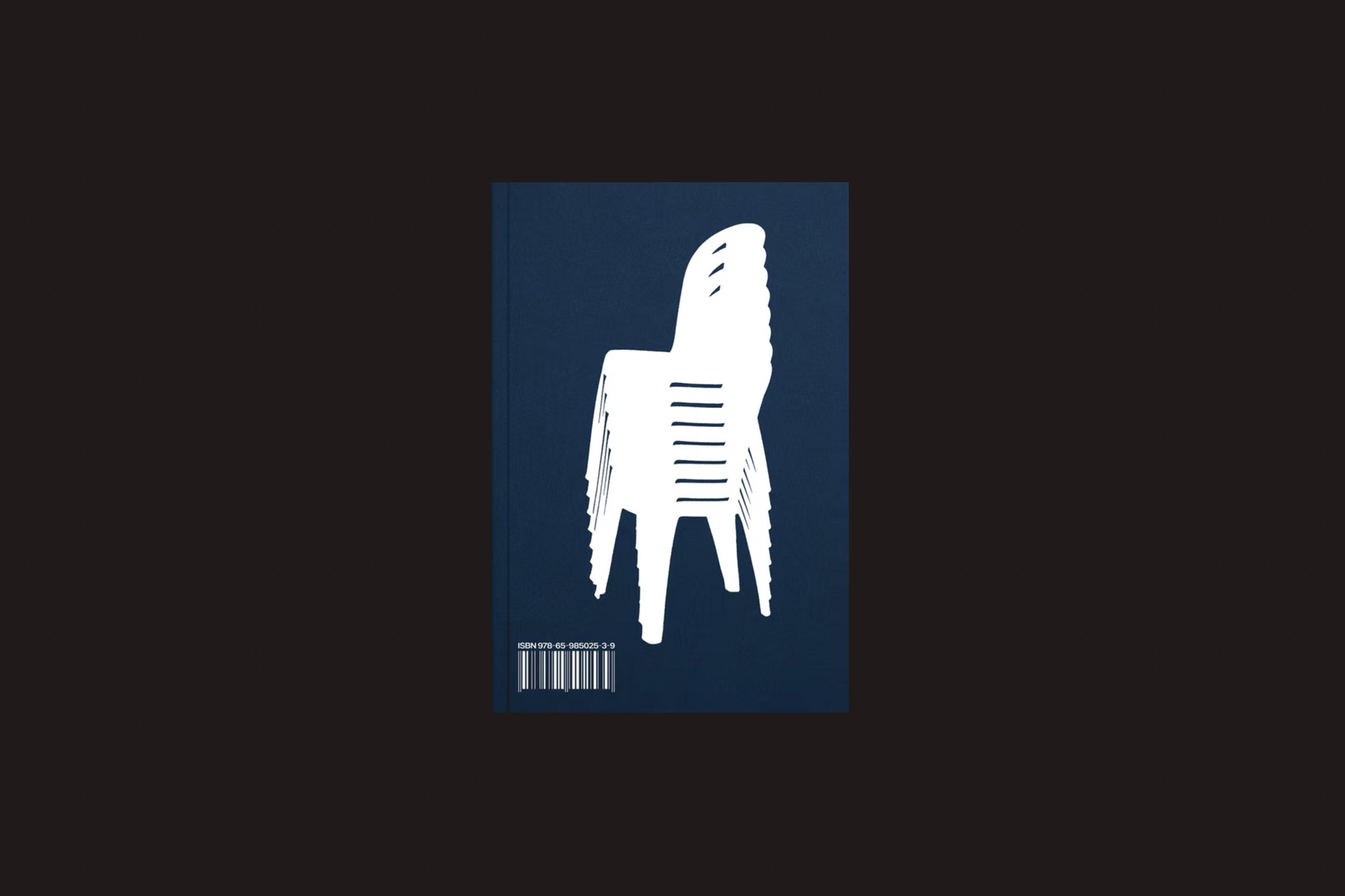A capa azul do livro apresenta uma silhueta branca de três cadeiras de plástico empilhadas acima de um código de barras em preto. "Tiago Lima: Nado", do Selo Turvo, está em português, tem 200 páginas e vem em brochura.