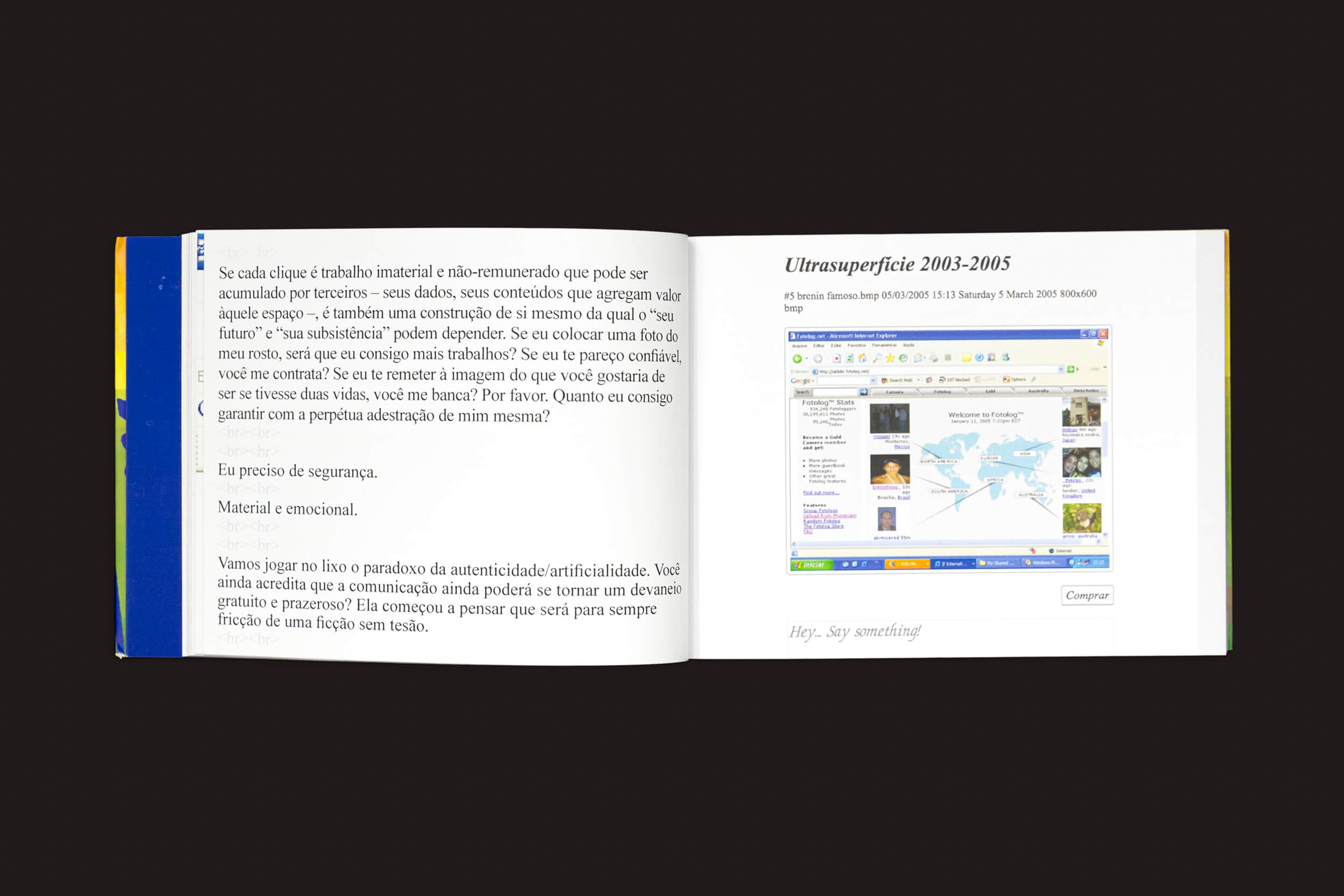 Sobre um fundo preto, a página esquerda de um livro aberto exibe texto em português enquanto a direita exibe uma tela de computador com um mapa-múndi e uma janela de navegador. O título Amanda Devulsky: Ultrasuperfície da zero-Edições destaca os temas Fotolog.net e artista livro.
