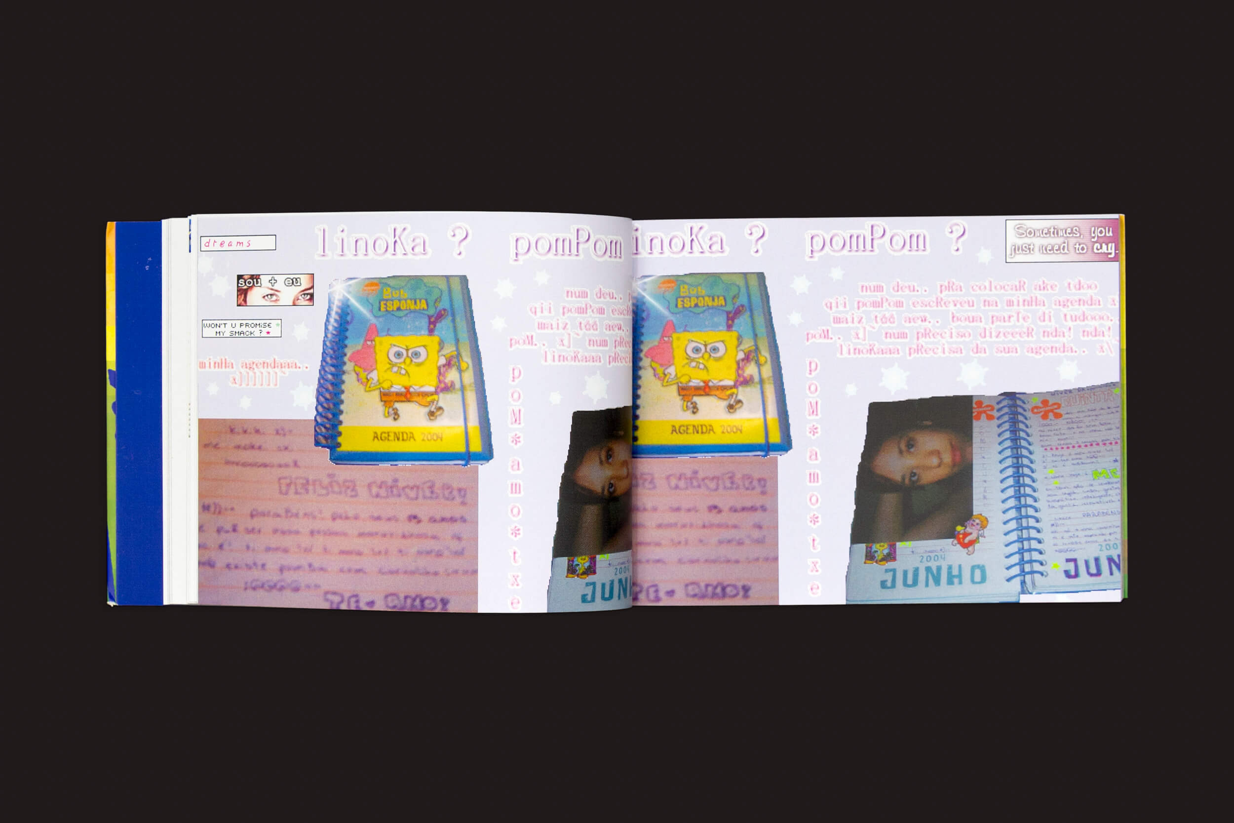 Álbum de recortes aberto com páginas coloridas com adesivos do Bob Esponja, notas manuscritas e uma pequena foto. Texto decorativo complementa padrões florais brancos contra um fundo preto em um estilo artista livro que lembra Amanda Devulsky: Ultrasuperfície da zero-Edições.