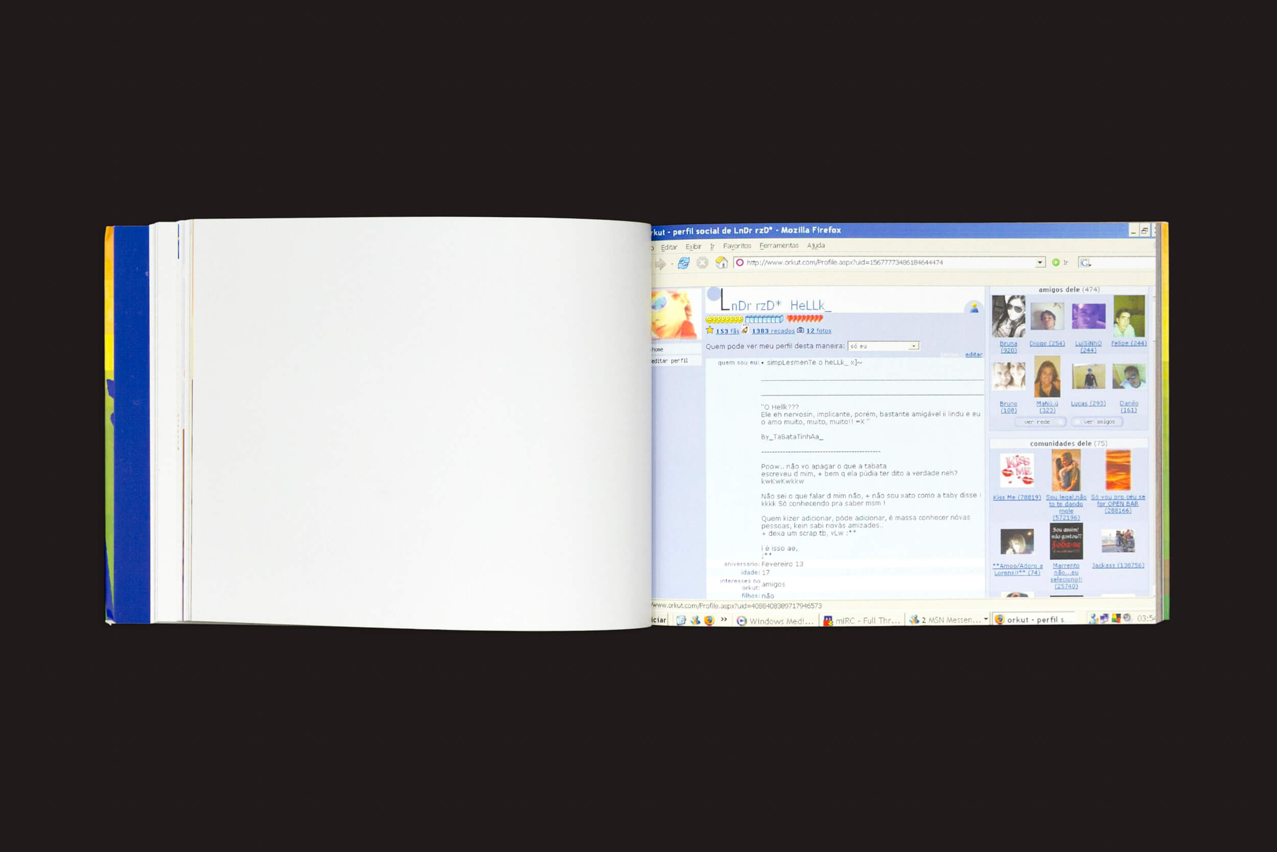 Um livro aberto revela páginas em branco à esquerda e uma captura de tela do navegador da web à direita, exibindo Amanda Devulsky: Ultrasuperfície, da zero-Edições. Ele reflete a estética do Fotolog.net com texto, uma lista de menu e pequenas imagens contra um fundo preto.