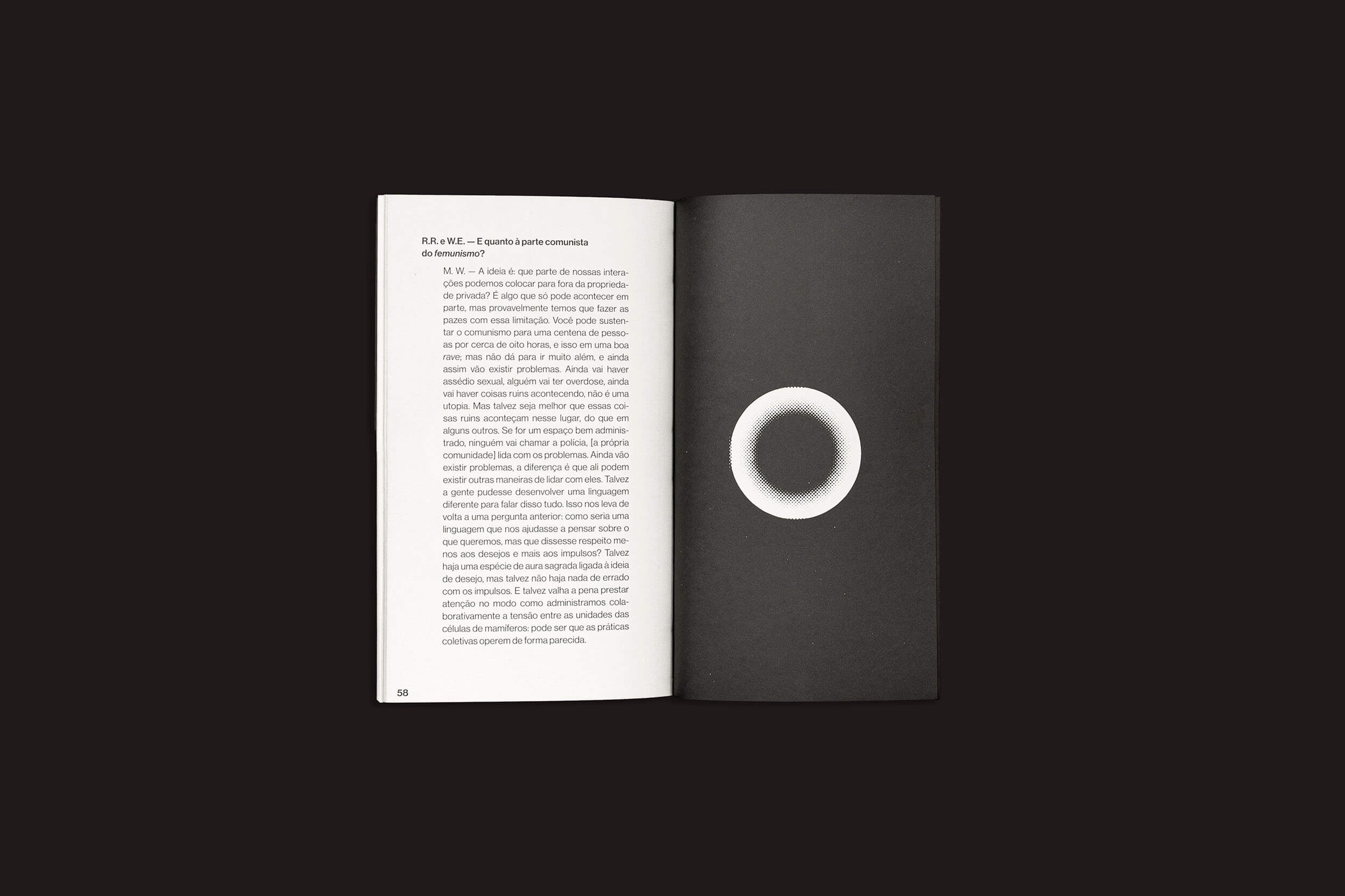 Abra "Mckenzie Wark: Uma conversa sobre tecnologia como gênero e outras fenomenologias encarnadas" por sobinfluência. A página da esquerda discute o marxismo em espanhol, enquanto a página da direita tem um desenho circular minimalista sobre fundo preto.