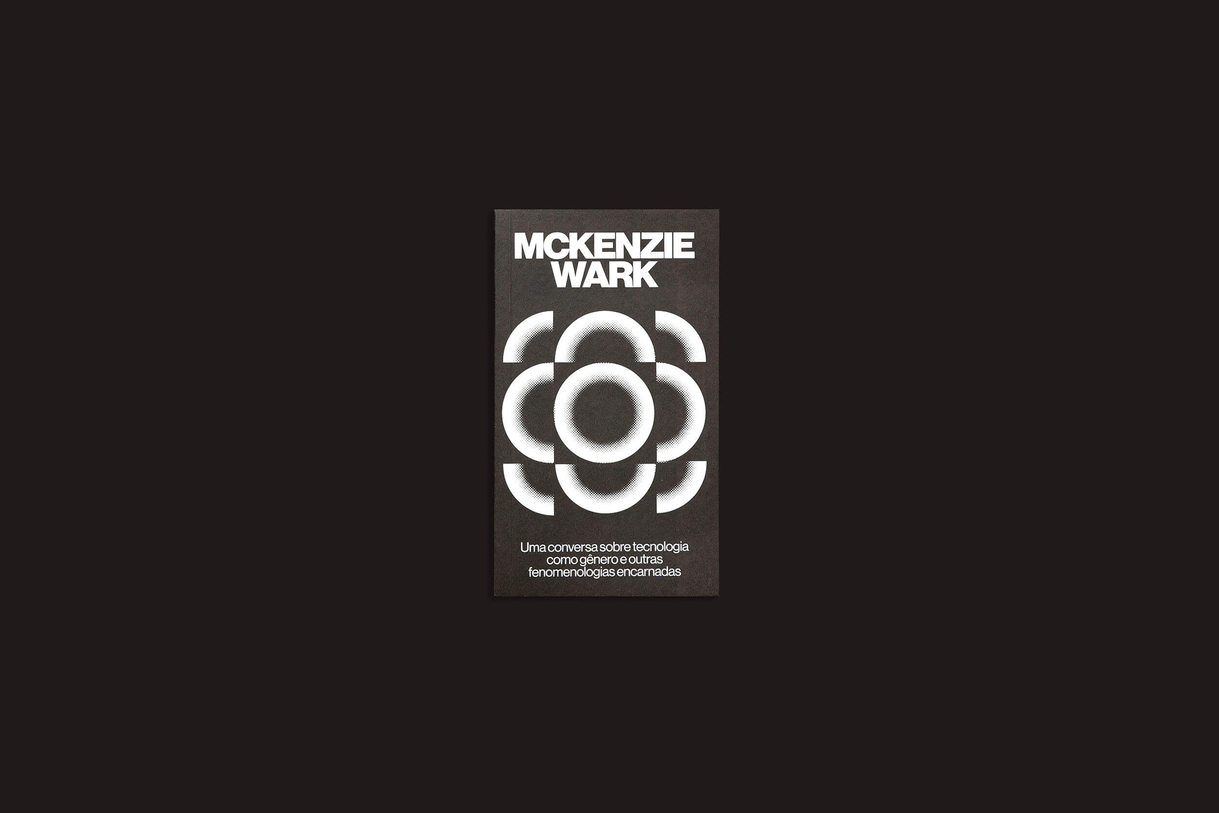 A capa do livro exibe padrões circulares abstratos que se fundem em um desenho floral. “MCKENZIE WARK” aparece no topo em negrito branco, com subtítulo em português: “Uma conversa sobre tecnologia como gênero e outras fenomenologias encarnadas”, da marca sobinfluencia.